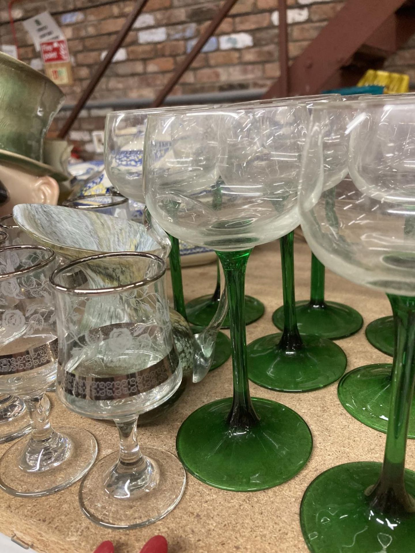 A QUANTITY OF VINTAGE GLASSES TO INCLUDE SHERRY AND WINE - Bild 3 aus 4