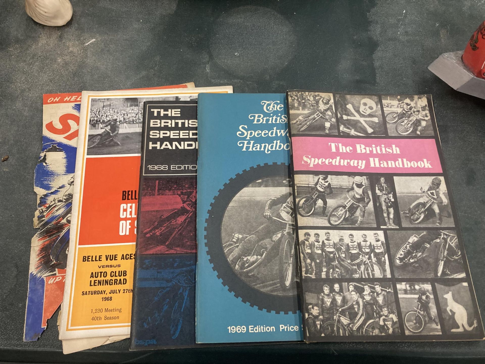 A QUANTITY OF VINTAGE SPEEDWAY HANDBOOKS