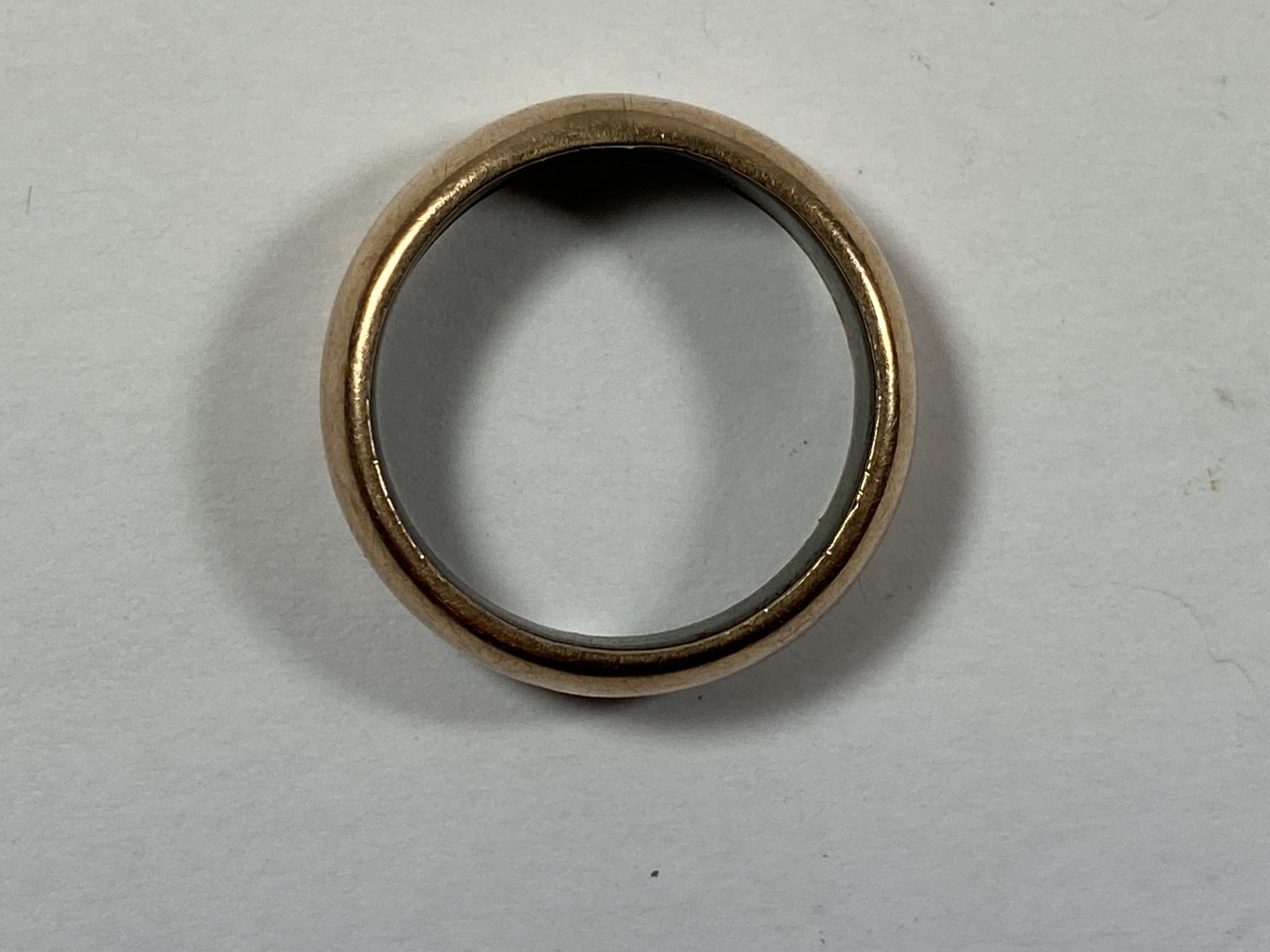 A YELLOW METAL WEDDING BAND, UNMARKED - Image 2 of 2