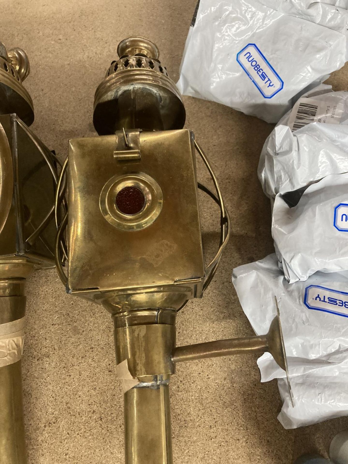 A PAIR OF VINTAGE BRASS COACHING LAMPS - Image 3 of 4