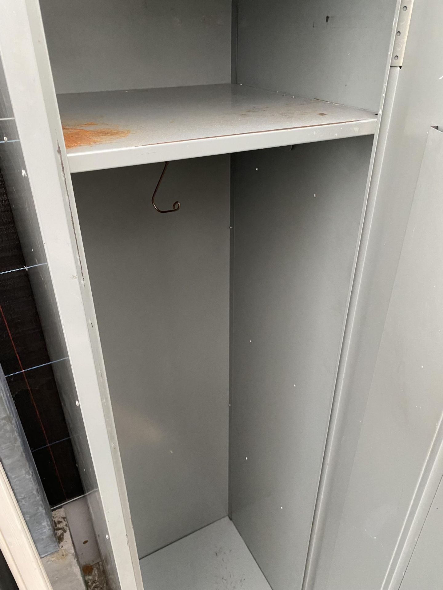 A SINGLE DOOR METAL STORAGE CUPBOARD - Image 3 of 3