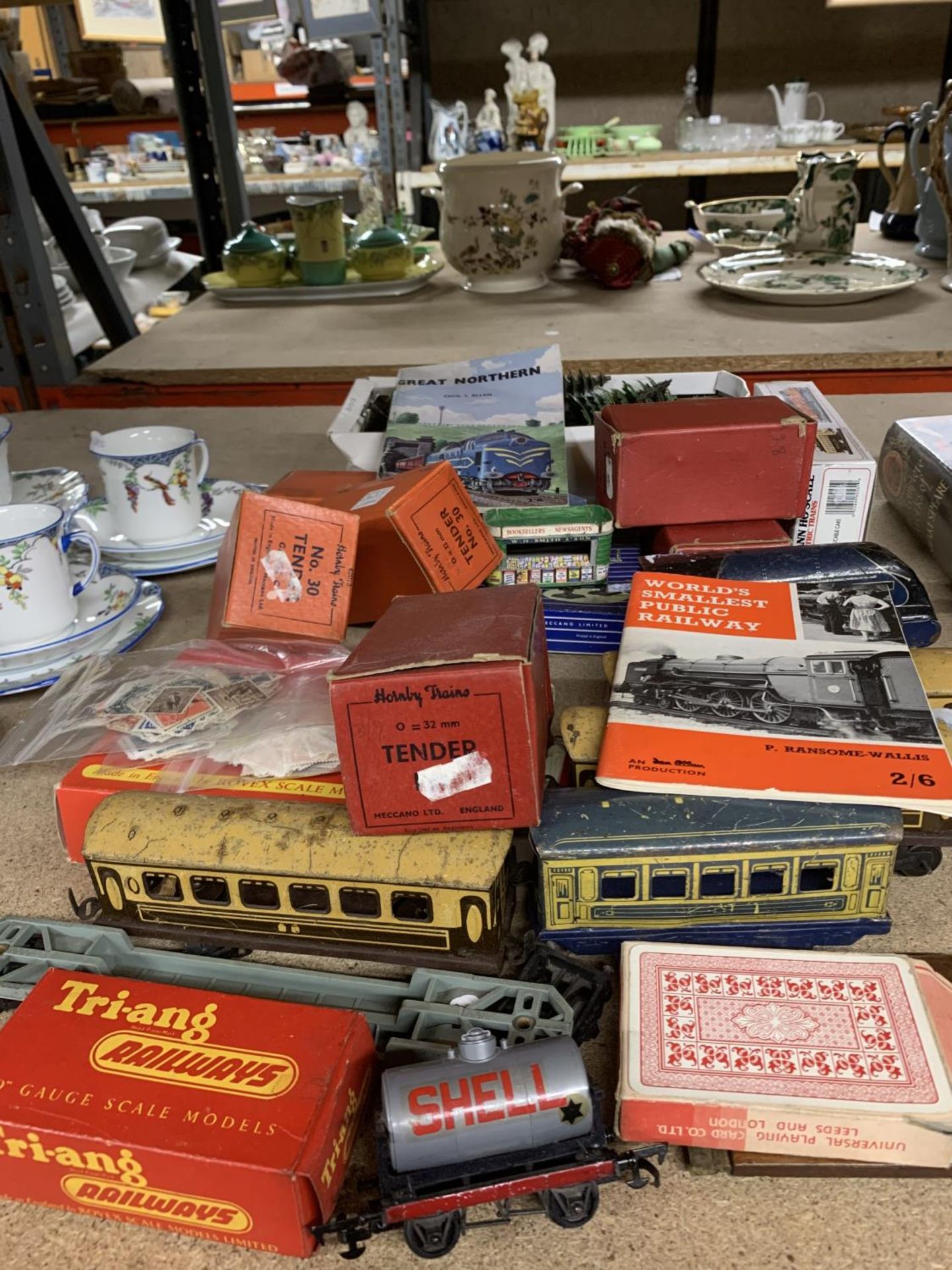 VARIOUS VINTAGE TOYS TO INCLUDE MODEL TRAINS, BOXED HORNBY TENDERS, MODEL TREES ETC