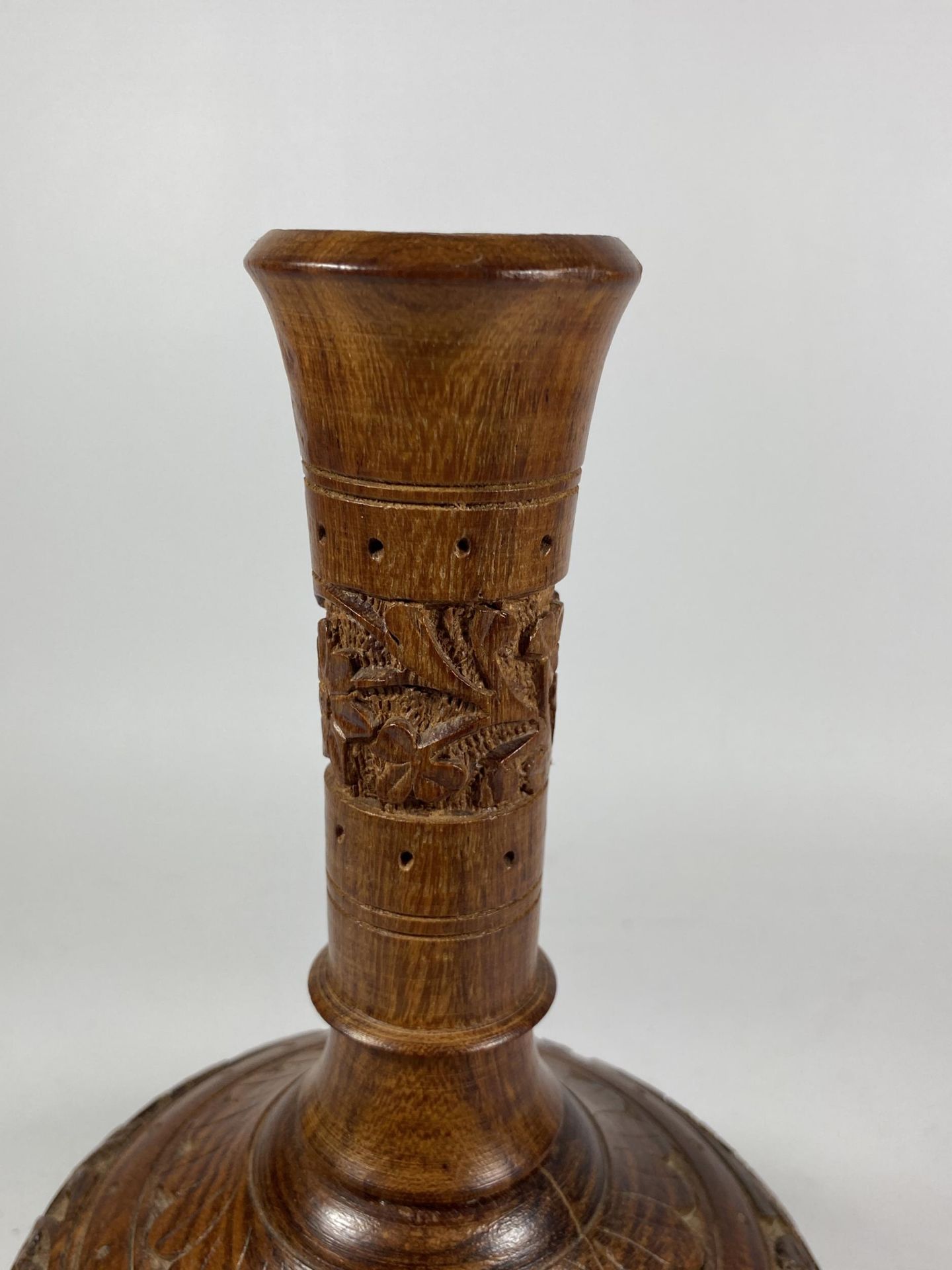 A VINTAGE CARVED WOODEN INDIAN VASE, HEIGHT 23CM - Bild 3 aus 4