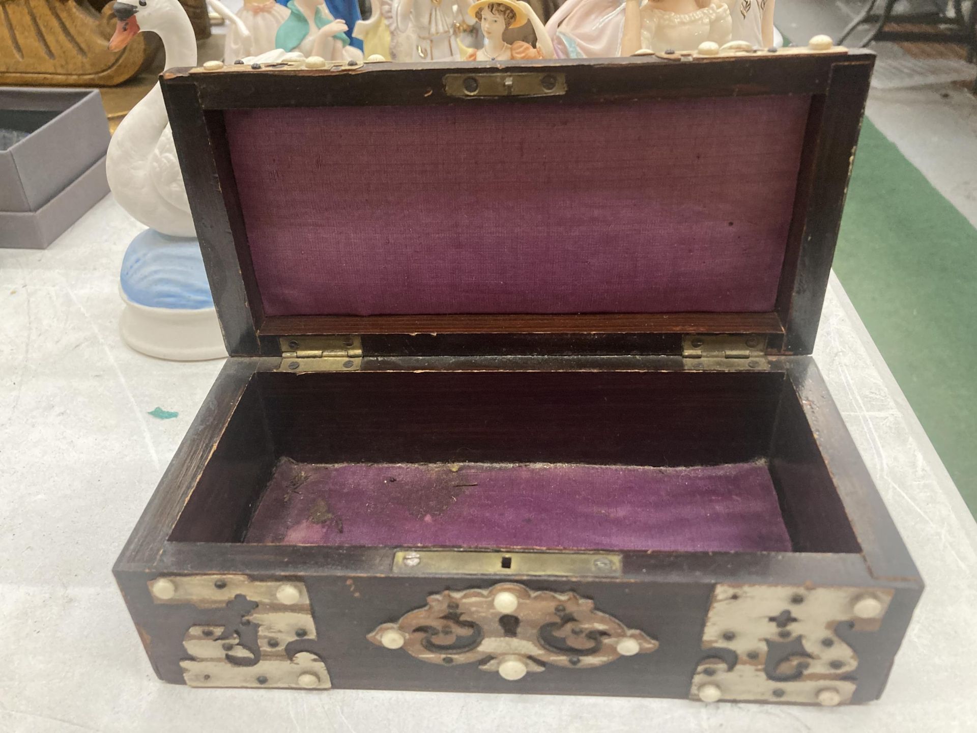 A QUANTITY OF LEAD FIGURES IN A DECORATIVE WOODEN BOX - Image 2 of 3