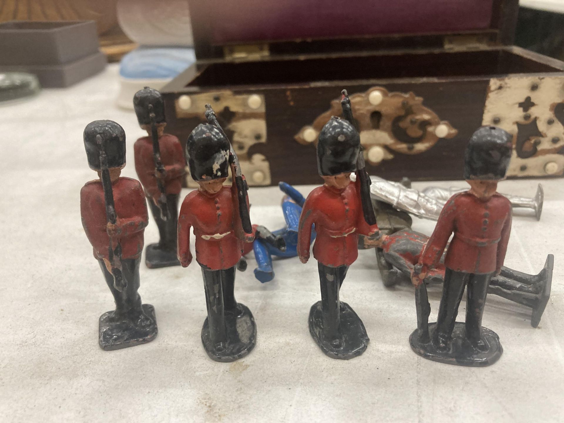 A QUANTITY OF LEAD FIGURES IN A DECORATIVE WOODEN BOX - Image 3 of 3