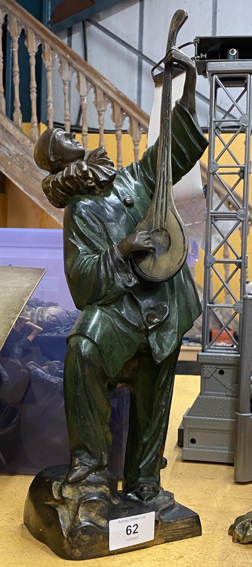 A COLD PAINTED BRONZE FIGURE OF A JESTER PLAYING A MUSICAL INSTRUMENT, HEIGHT 43CM