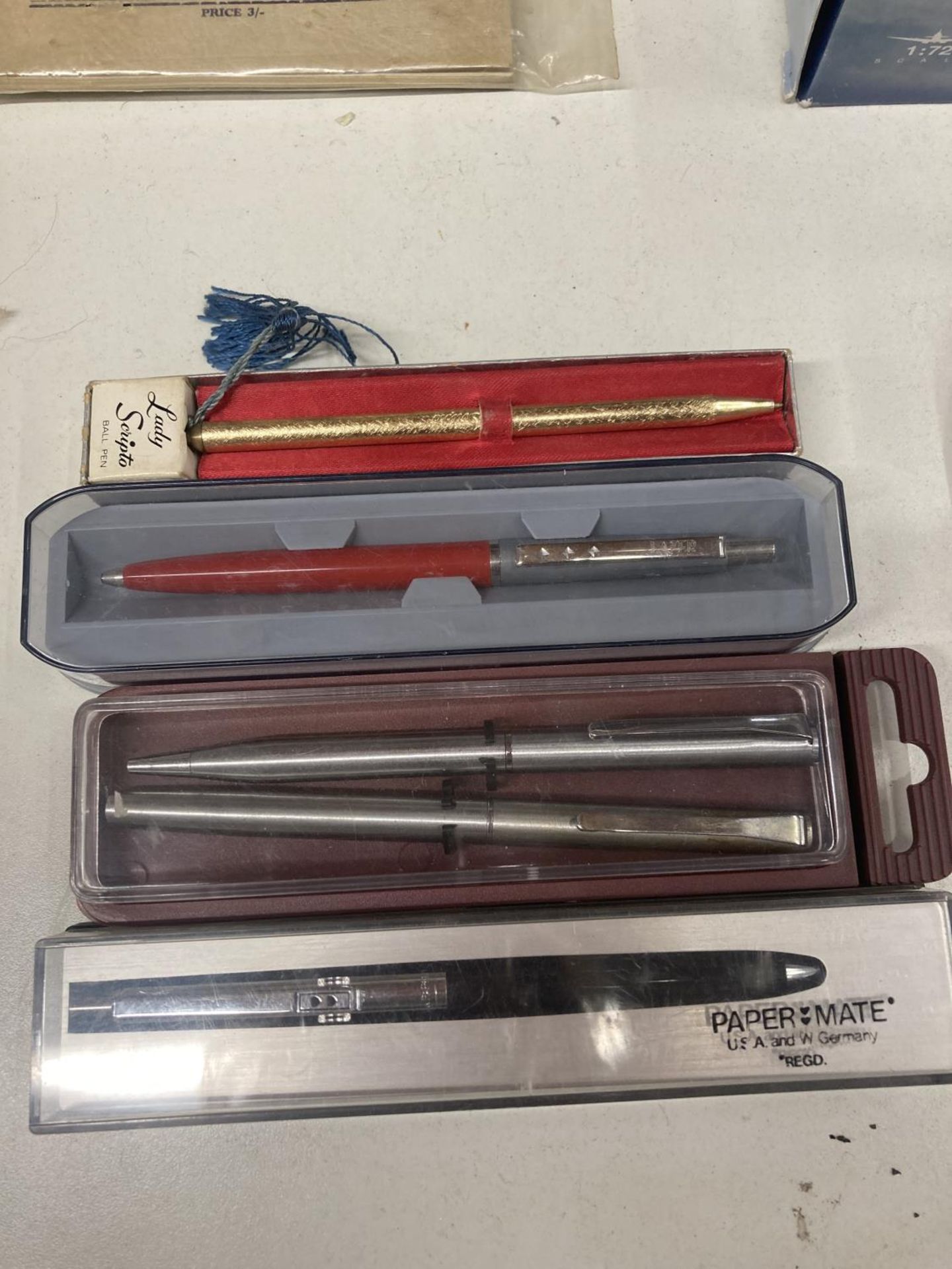 FIVE VARIOUS BOXED PENS TO INCLUDE PAPERMATE, LADY SCRIPTO ETC