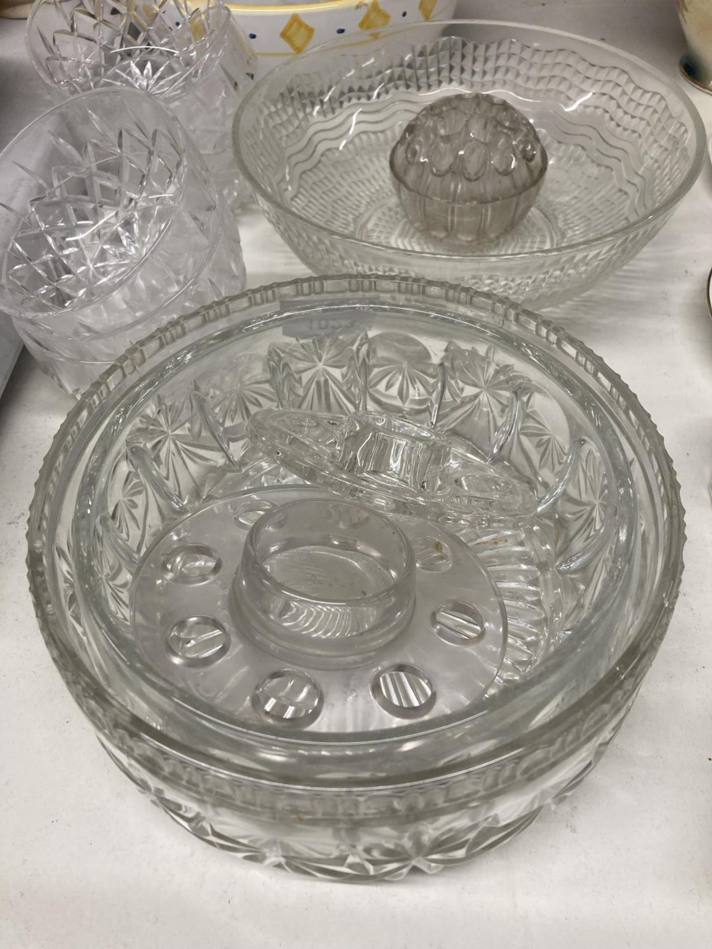 A LARGE COLLECTION OF GLASSWARE TO INCLIUDE BOWLS, FLOWER ARRANGING FROGS, VASES ETC - Image 2 of 5