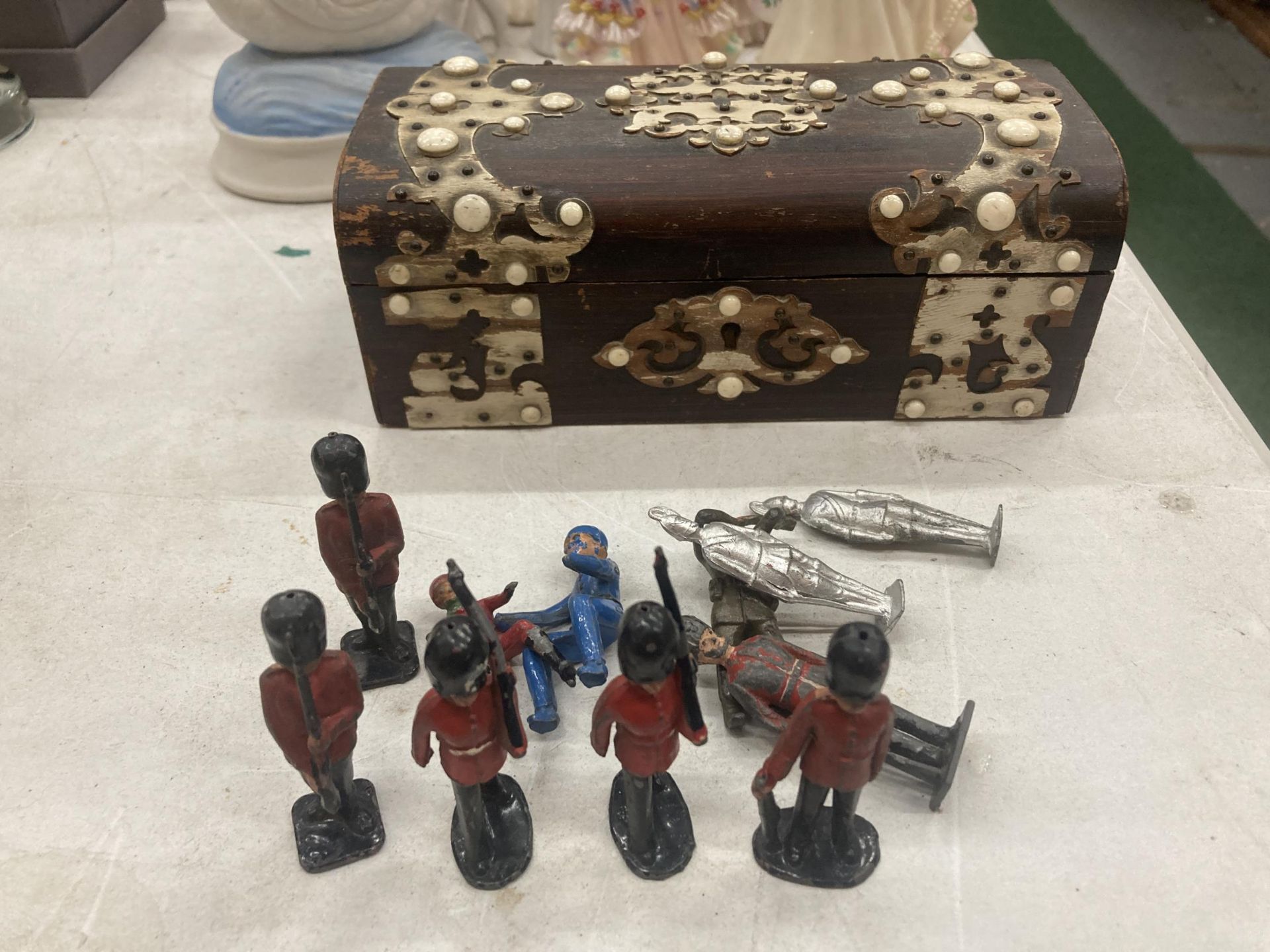 A QUANTITY OF LEAD FIGURES IN A DECORATIVE WOODEN BOX