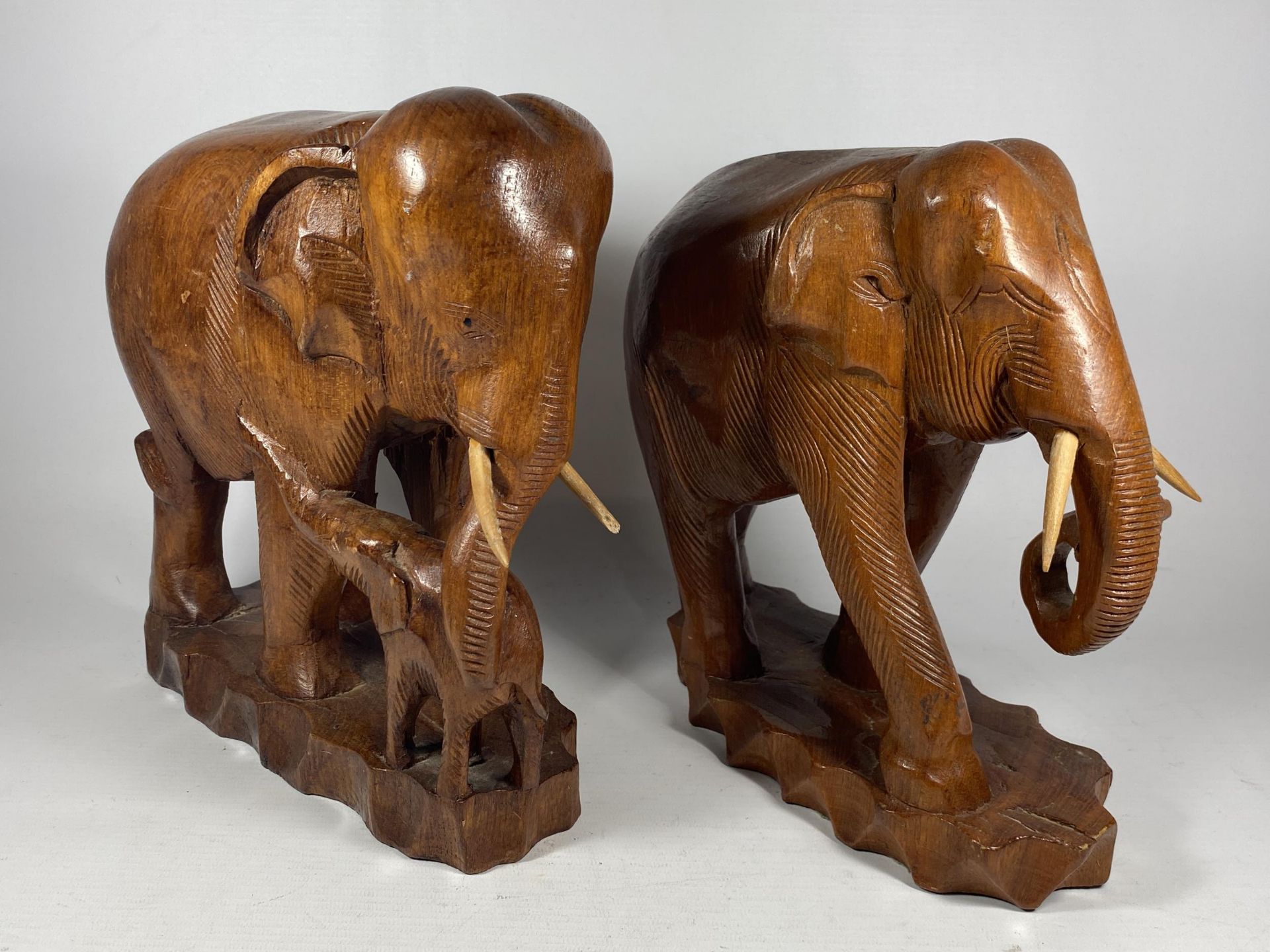 A PAIR OF VINTAGE CARVED WOODEN TRIBAL FAMILY OF ELEPHANT FIGURES, HEIGTH 27CM