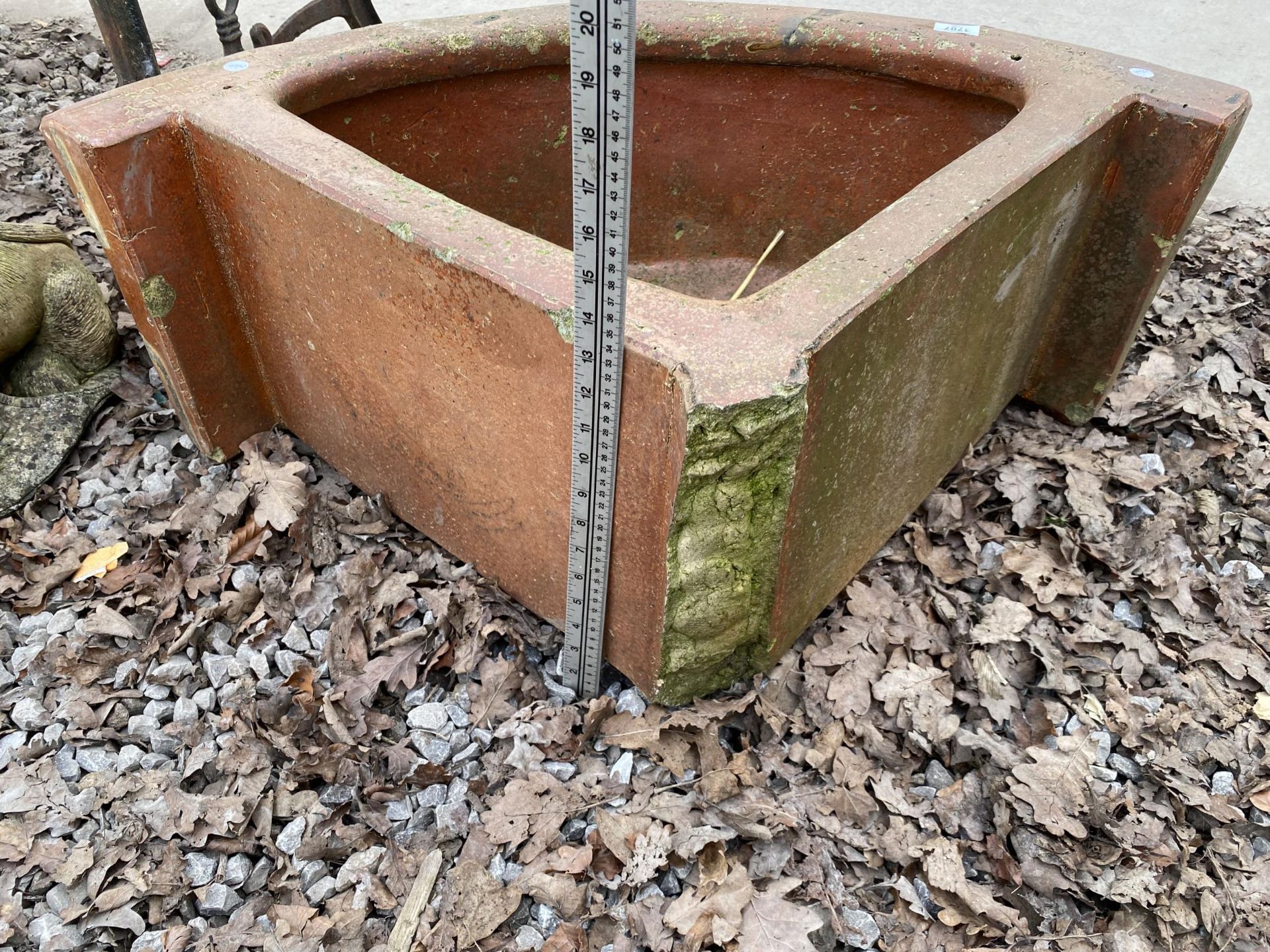 A CURVE FRONTED CORNER SALT GLAZED TROUGH - Image 5 of 5