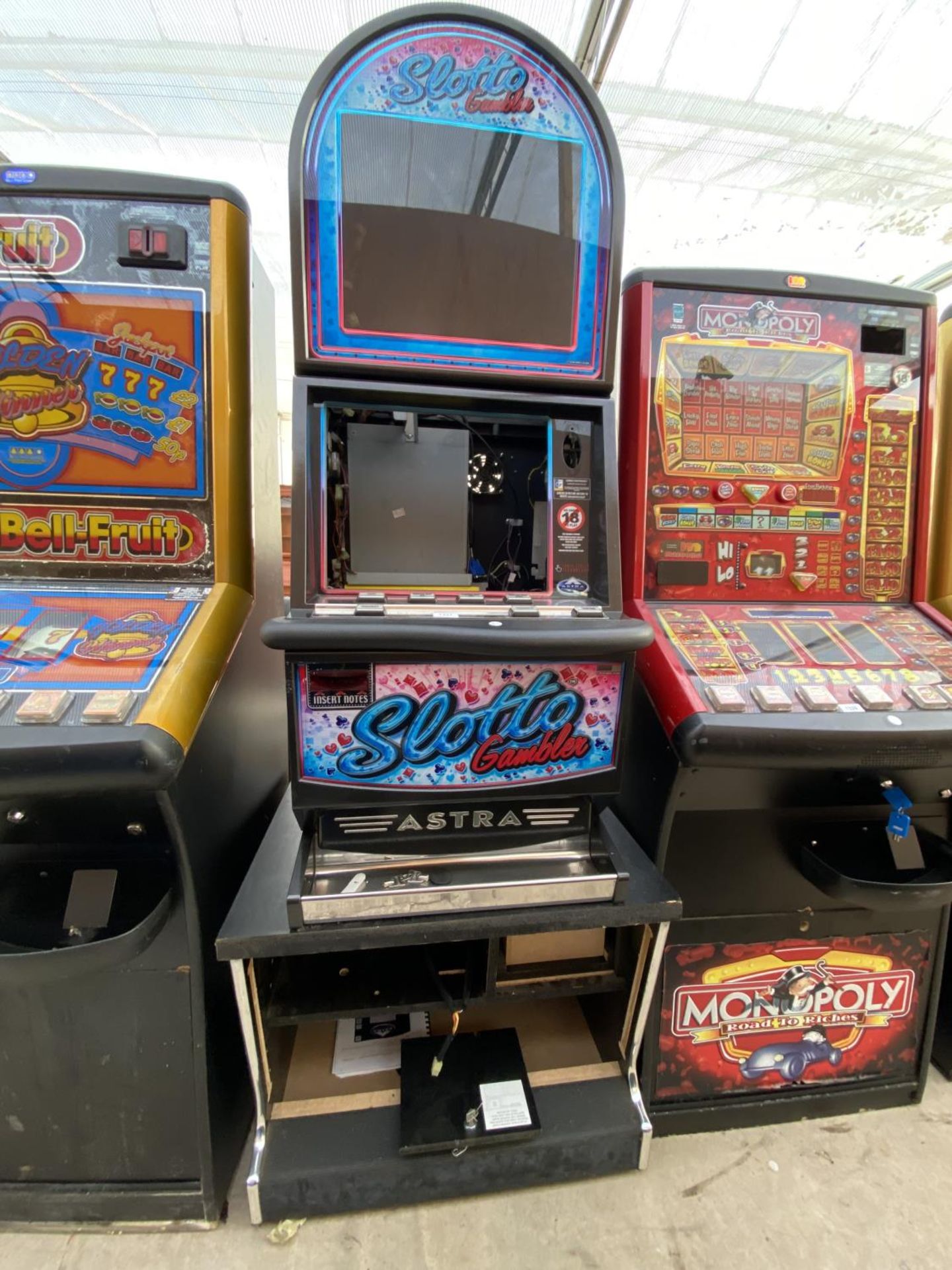 A SLOTTO GAMBLER GAMES MACHINE FOR SOPARES OR REPAIRS BUT WITH KEY