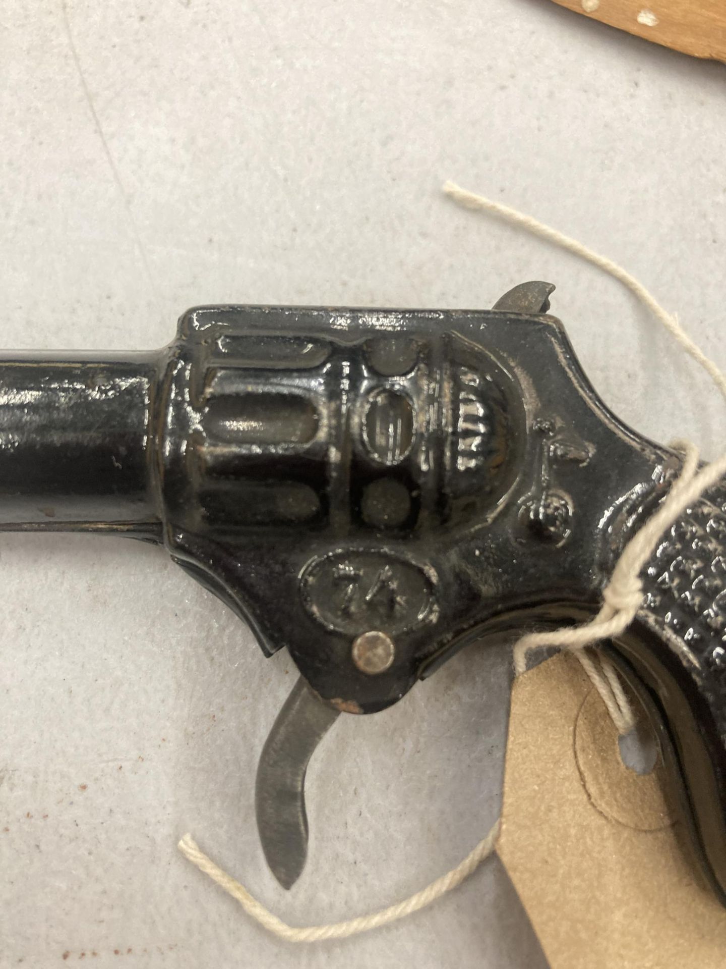 A SMALL BLACK PAINTED TOY PISTOL, TOTAL LENGTH 12CM - Image 2 of 4