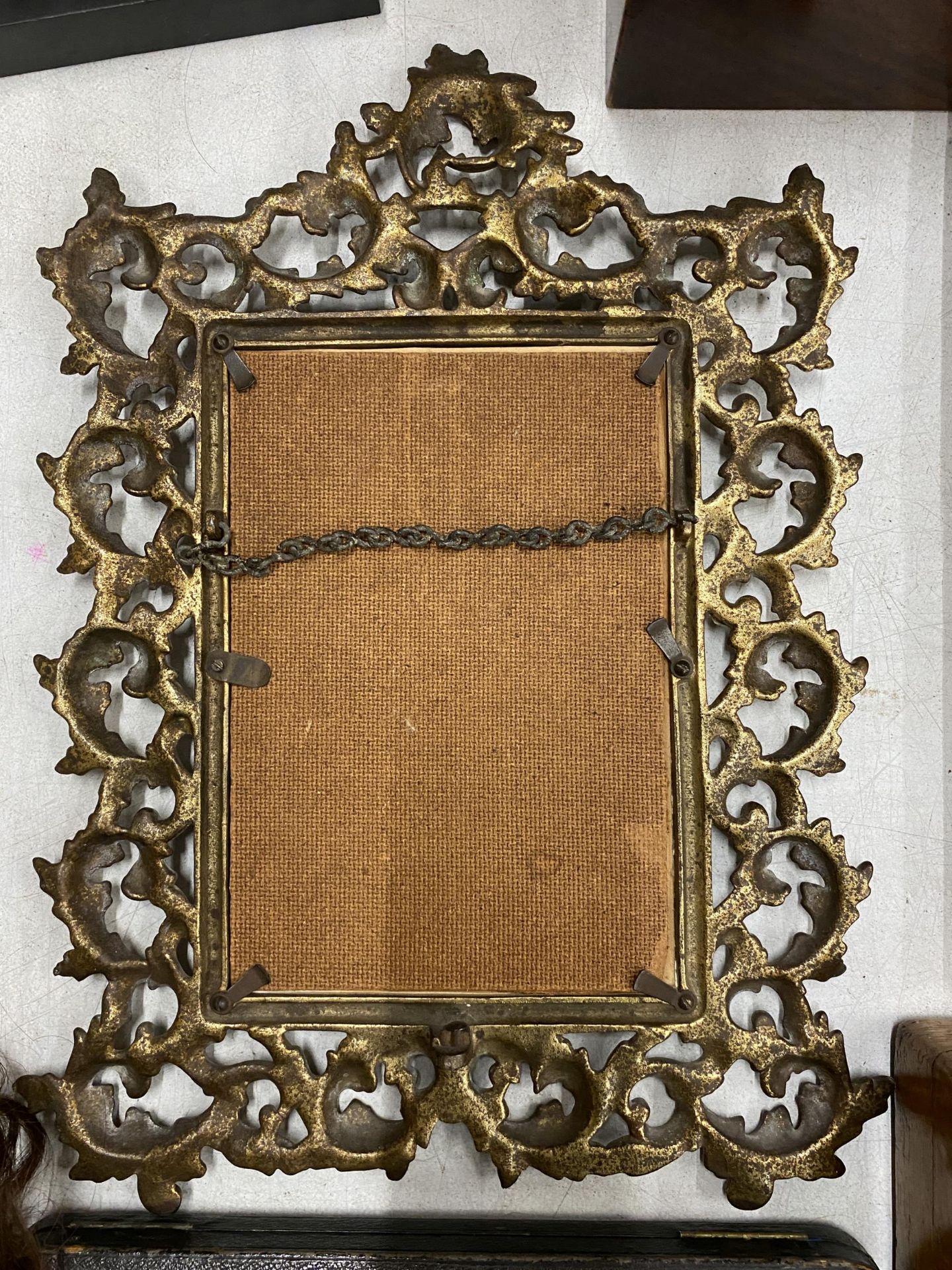 A VINTAGE ORNATE BRASS PICTURE FRAME, 31 X 42CM - Image 2 of 2