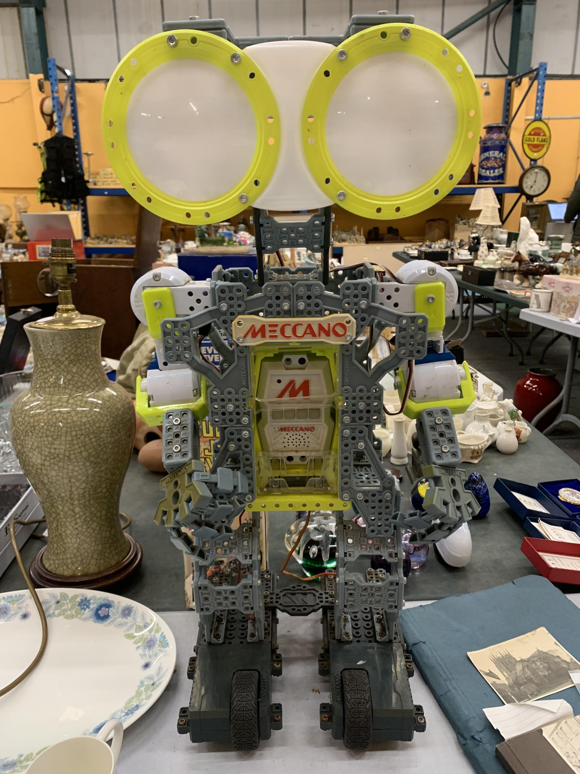 A LARGE MECCANO ROBOT WORKING AT TIME OF CATALOGUING, HEIGHT APPROX 61CM