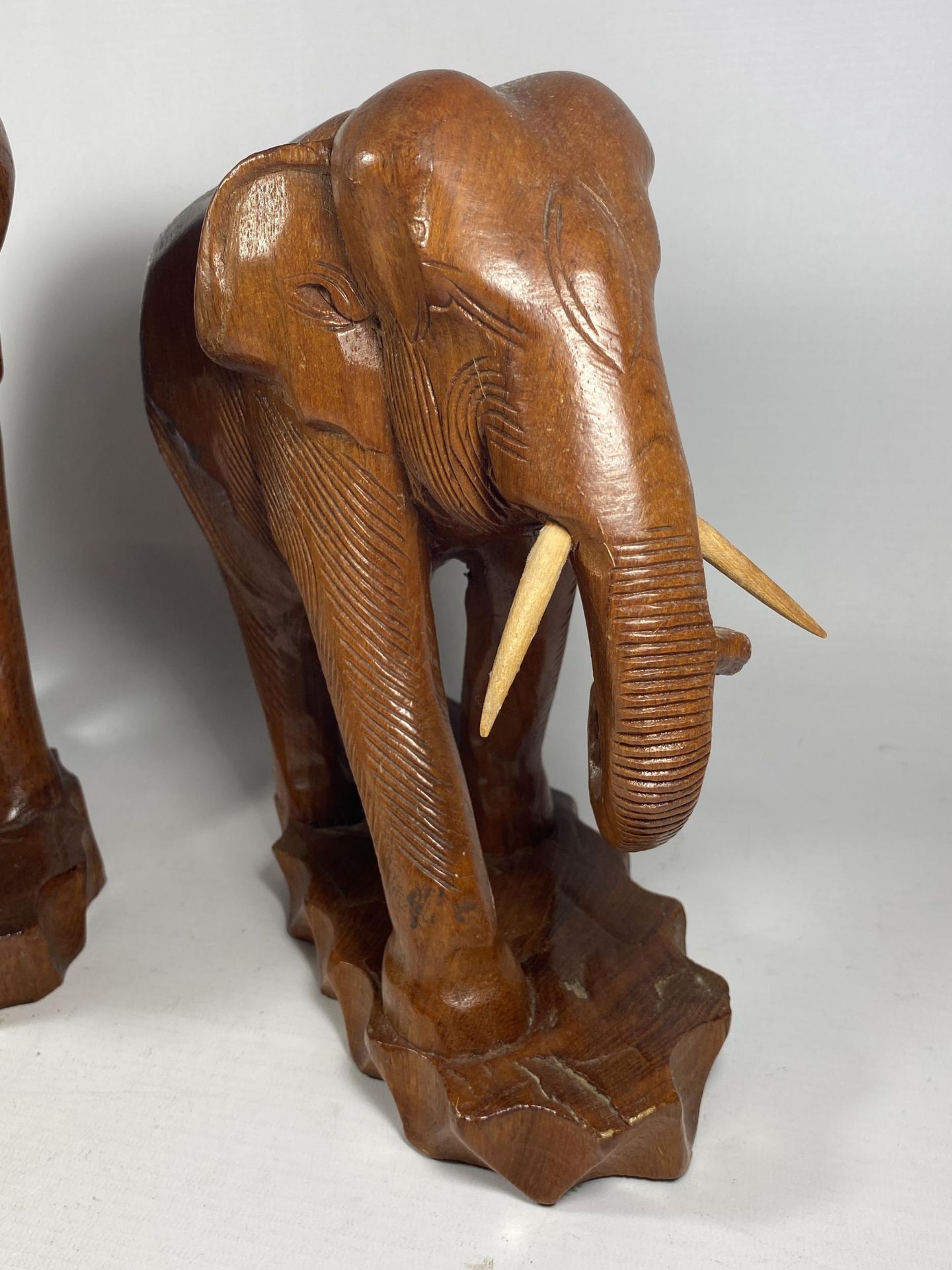 A PAIR OF VINTAGE CARVED WOODEN TRIBAL FAMILY OF ELEPHANT FIGURES, HEIGTH 27CM - Image 3 of 5