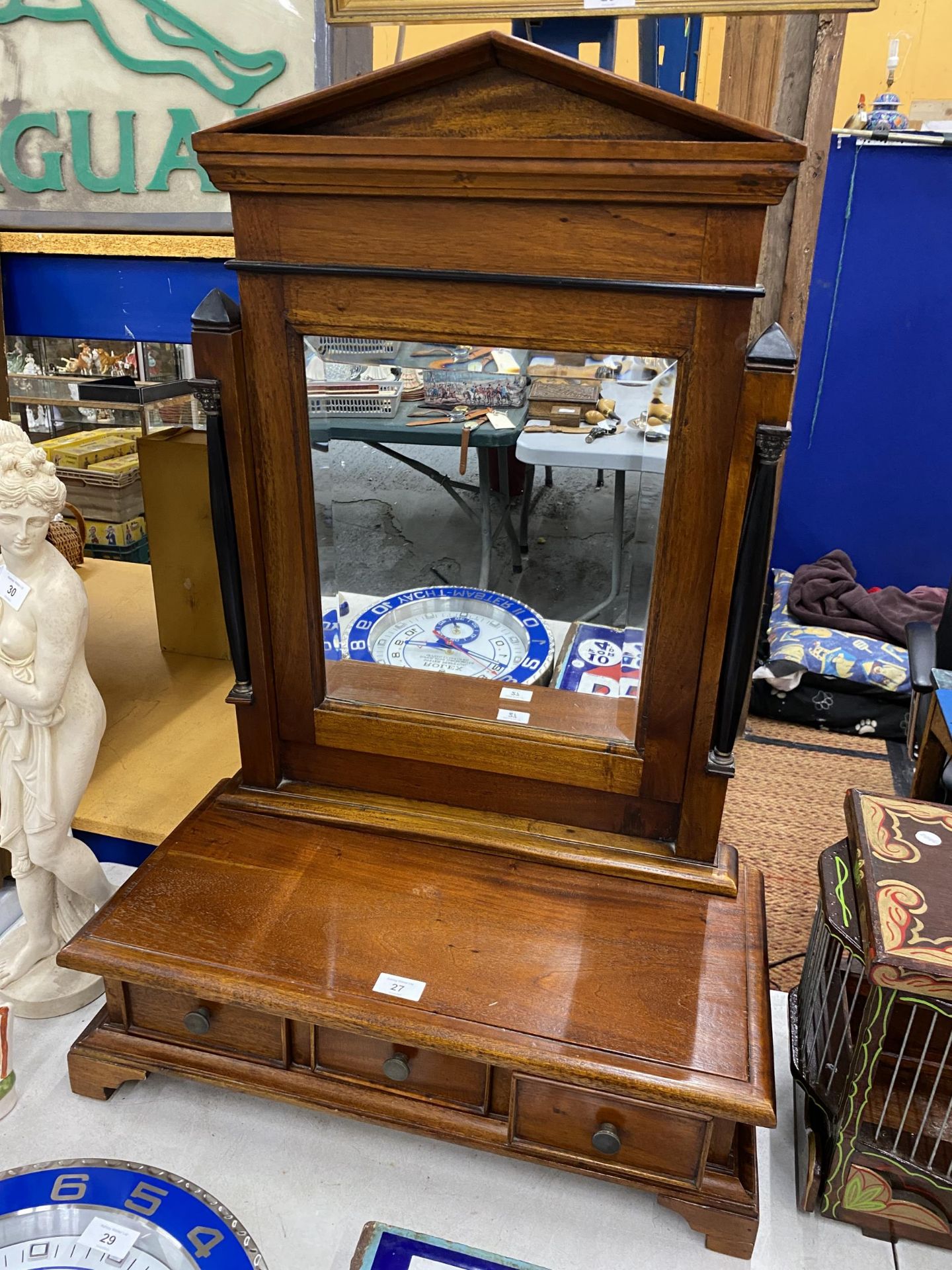 A VINTAGE EMPIRE MAHOGANY DRESSING TABLE STAND WITH LOWER DRAWERS AND COLUMN SIDE, HEIGHT 87CM