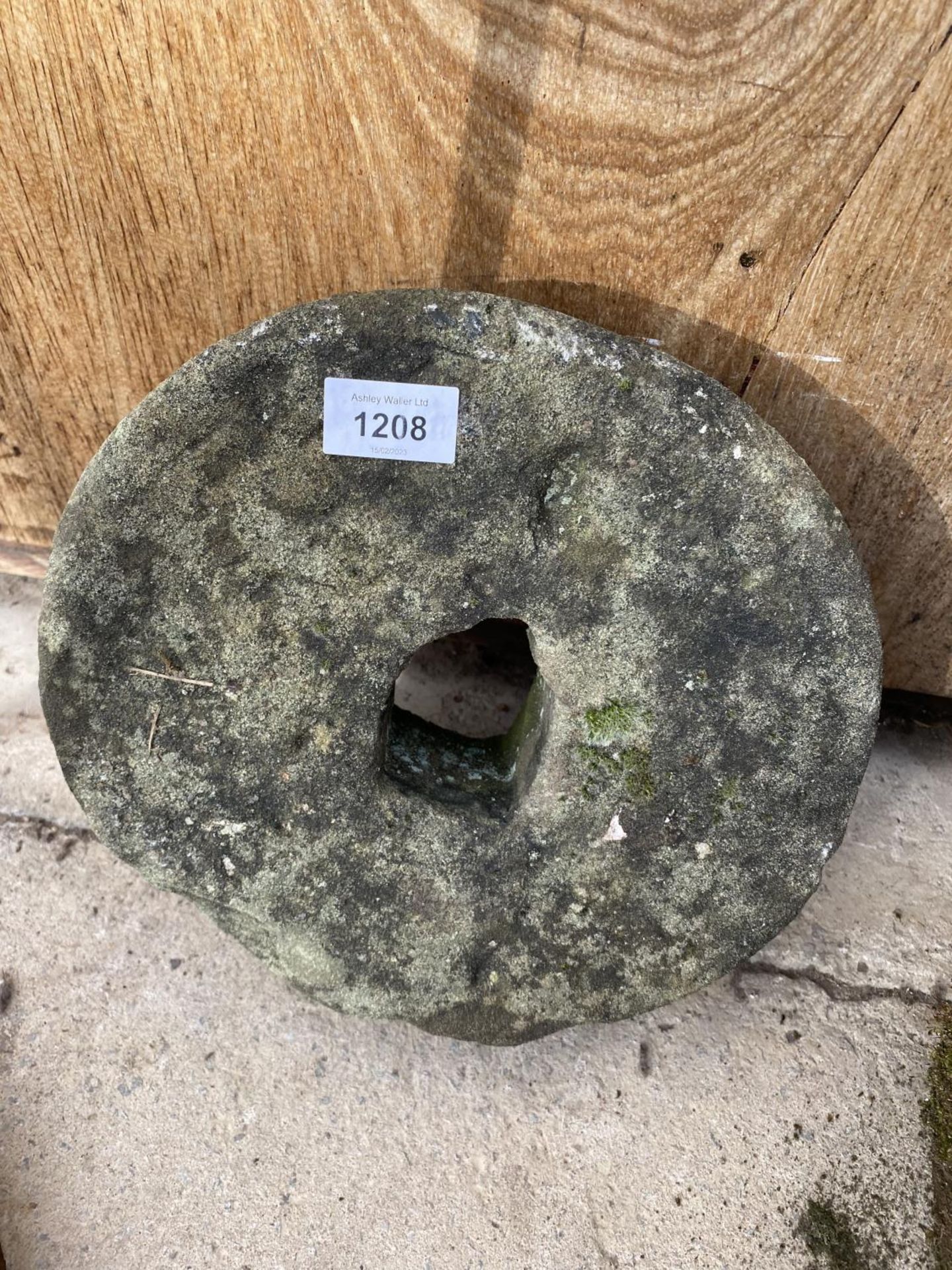 A SMALL SANDSTONE GRINDSTONE WHEEL (D:26CM)