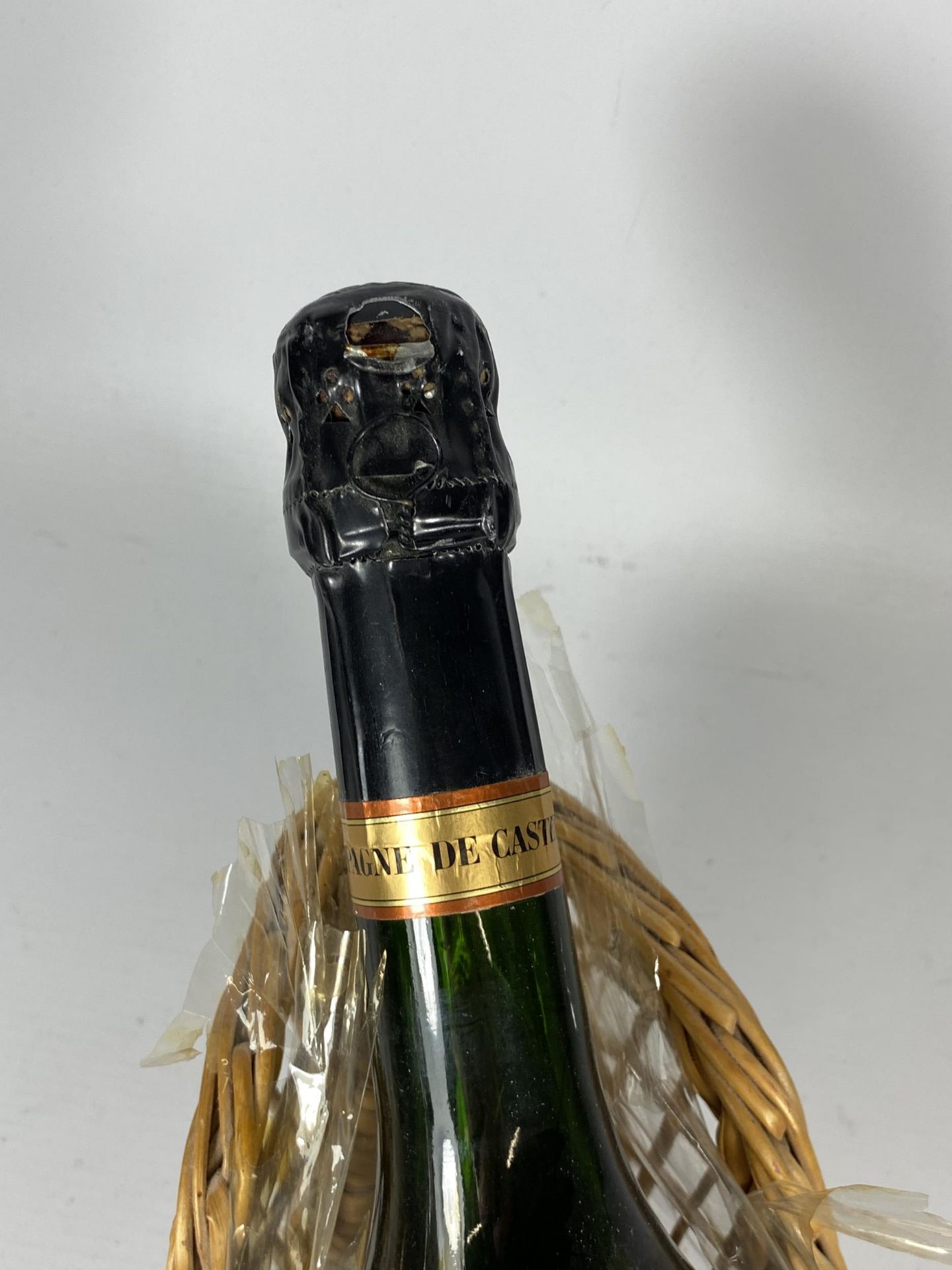 1 X VINTAGE BOTTLE - COMMODORE 1961 CUVEE CHAMPAGNE IN WICKER BASKET - Image 3 of 3