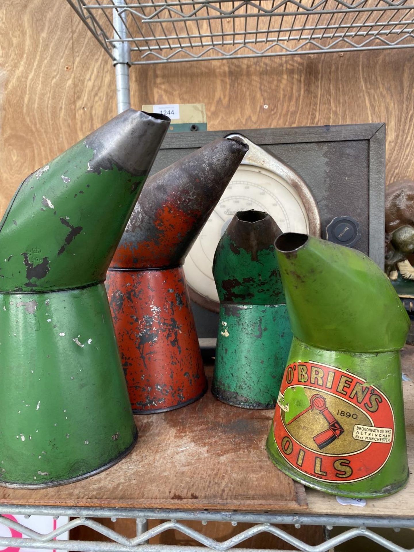 A COLLECTION OF FIVE VINTAGE OIL JUGS TO INCLUDE ONE BEARING THE LABEL 'O'BRIENS' - Image 2 of 4