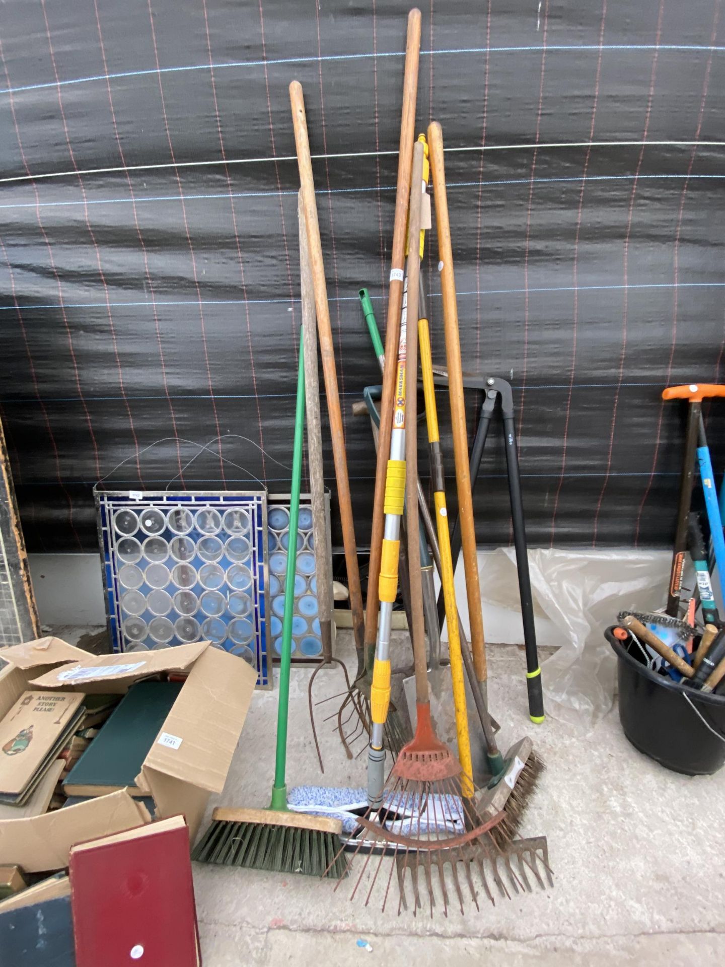 AN ASSORTMENT OF GARDEN TOOLS TO INCLUDE SPADES, RAKES AND BRUSHES ETC