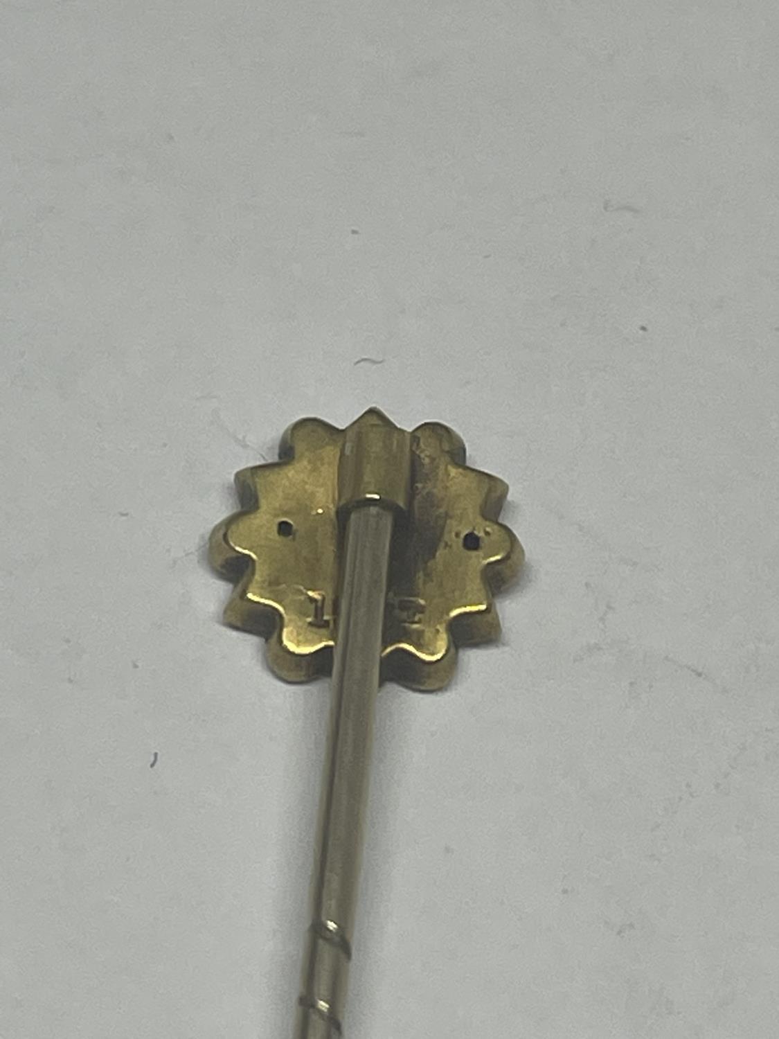 AN 18 CARAT GOLD PIN WITH A MALTESE CROSS DESIGN GROSS WEIGHT 1.0 GRAM - Image 3 of 3