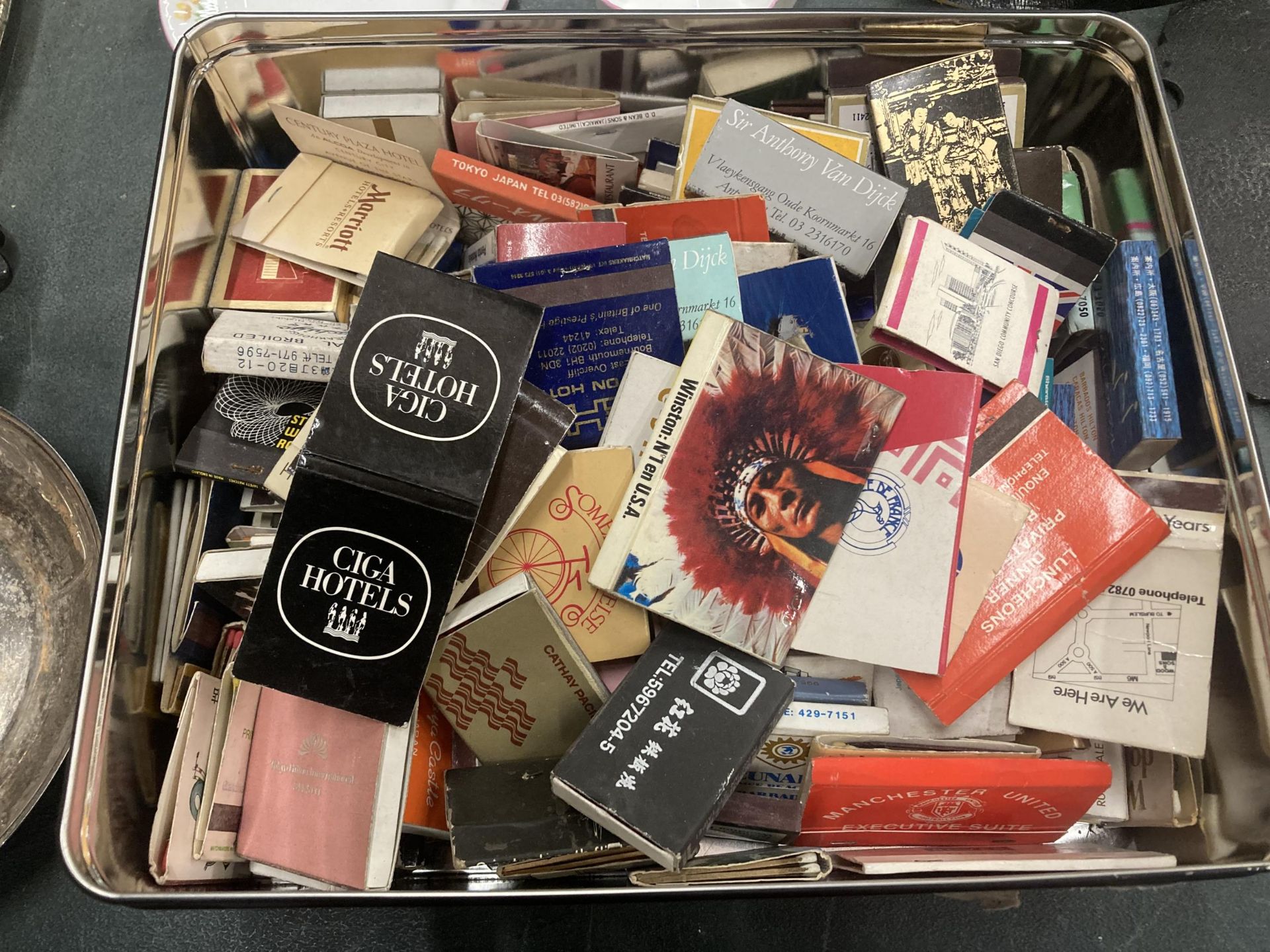 A LARGE COLLECTION OF VINTAGE MATCH BOOKS