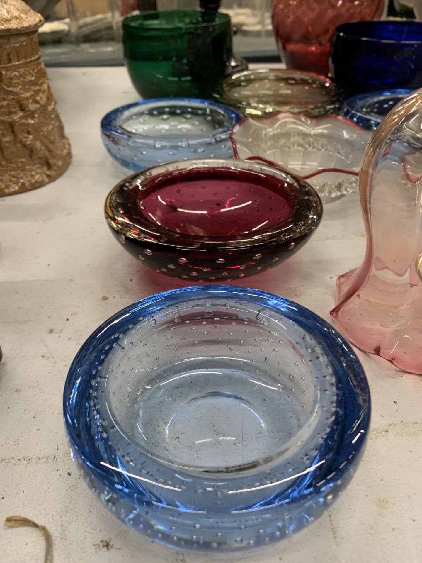 A LARGE QUANTITY OF COLOURED GLASSWARE TO INCLUDE WHITEFRIARS STYLE BUBBLE BOWLS, A FLUTED CRANBERRY - Image 4 of 5