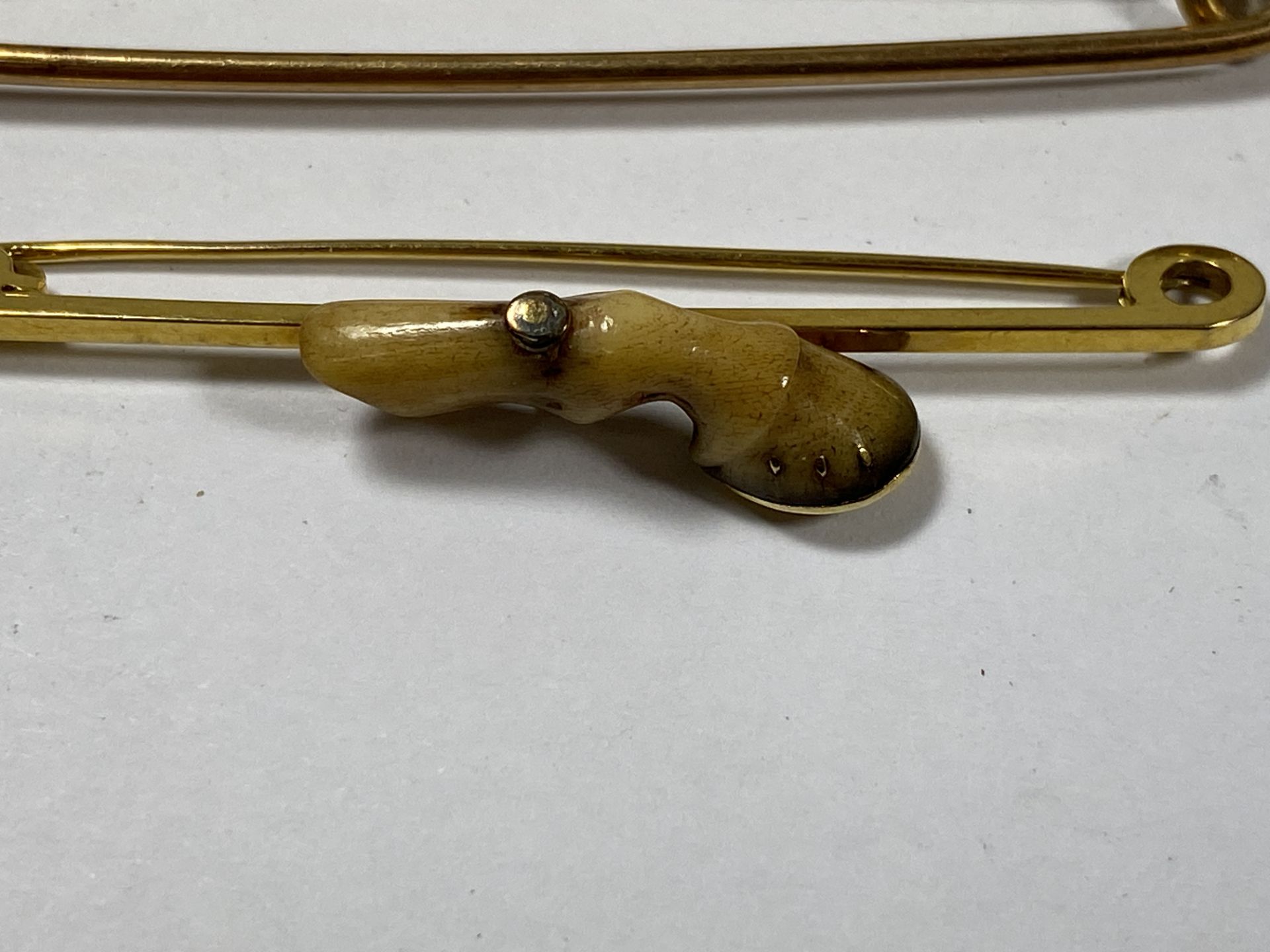 A GROUP OF FOUR 9CT YELLOW GOLD TIE PINS TO INCLUDE HORSE SHOE EXAMPLE, TOTAL WEIGHT 10.48G - Image 2 of 4