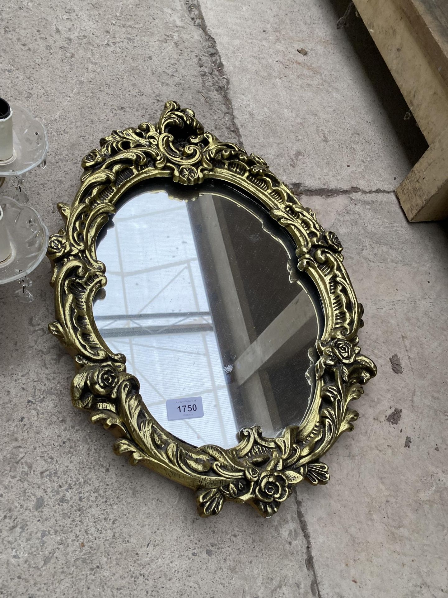 A DECORATIVE GILT FRAMED WALL MIRROR AND A LIGHT FITTING - Image 2 of 3
