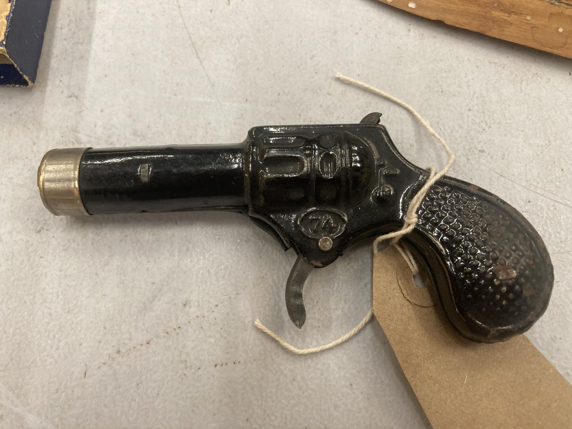 A SMALL BLACK PAINTED TOY PISTOL, TOTAL LENGTH 12CM