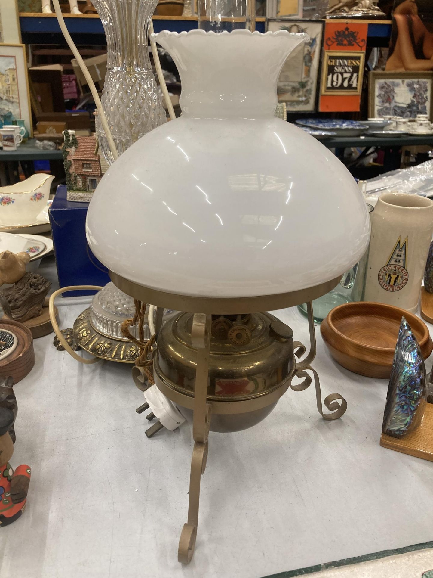 A VINTAGE BRASS OIL LAMP WITH OPAQUE SHAD THAT HAS BEEN CONVERTED TO ELECTRICITY AND A LARGE BRASS - Image 2 of 5