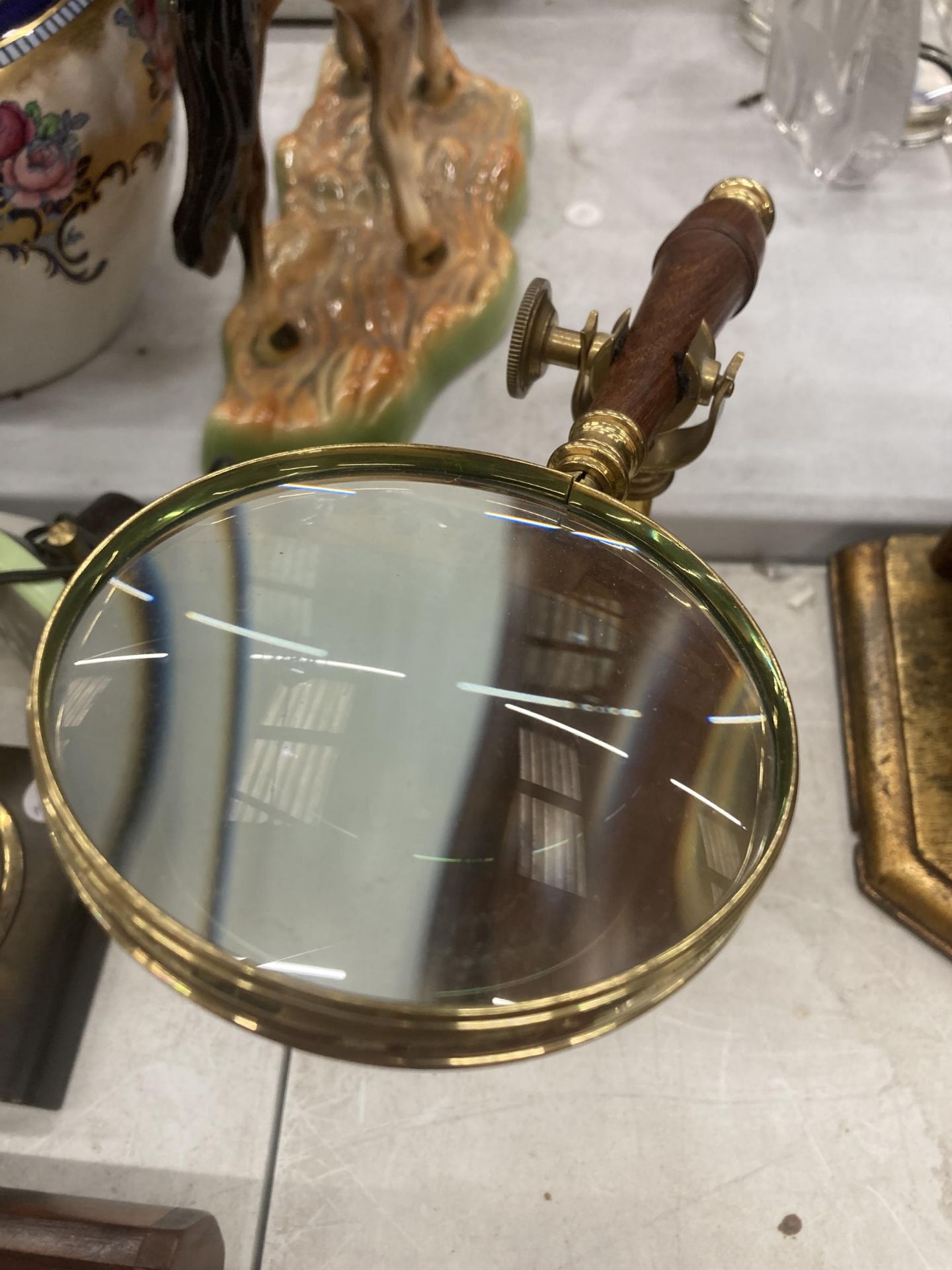 A VINTAGE STYLE MAGNIFYING GLASS ON A BRASS STAND AND WOODEN BASE HEIGHT APPROX 26CM - Image 2 of 3