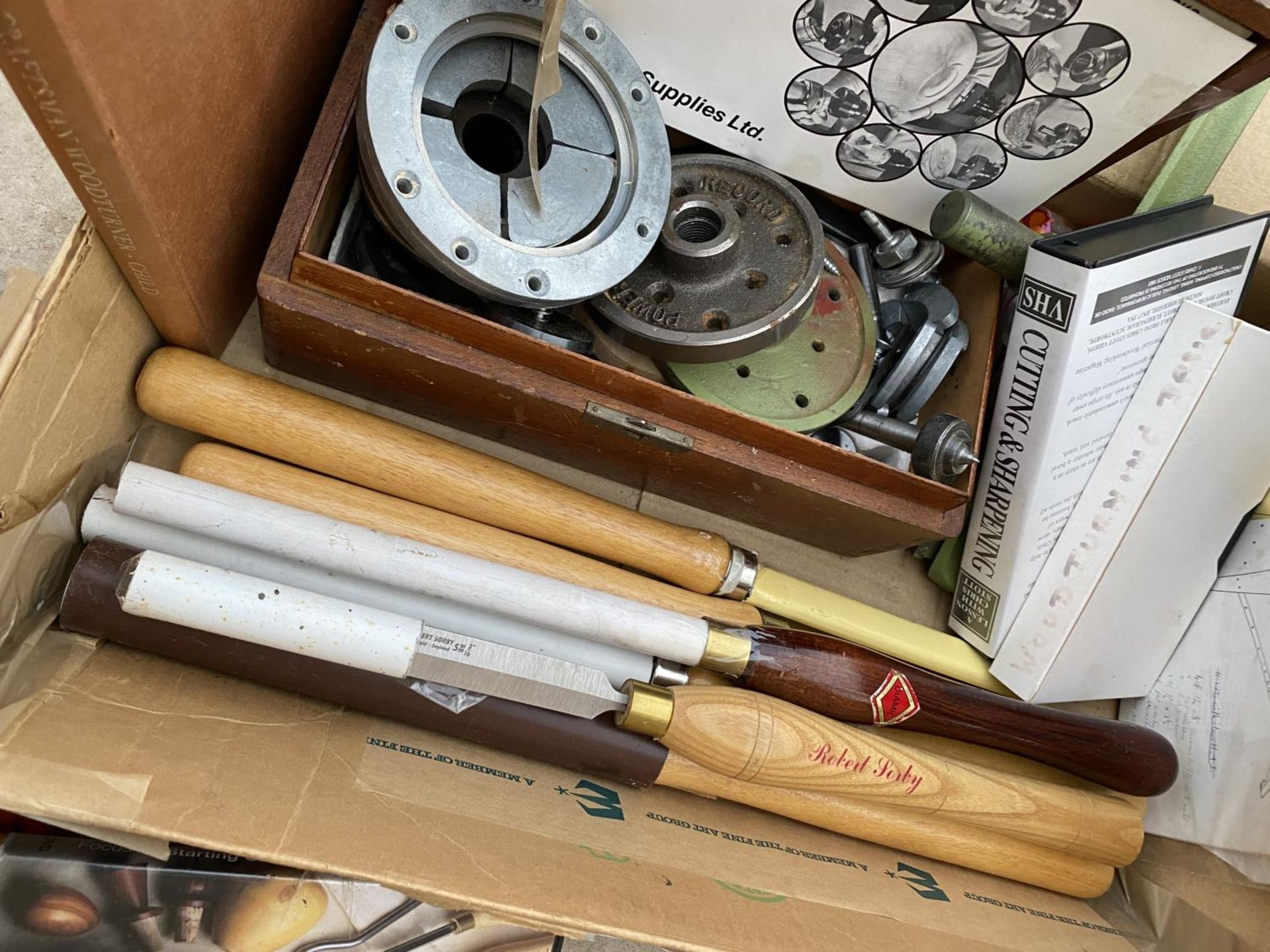 A WOOD TURNING LATHE AND AN ASSORTMENT OF LATHE TOOLS AND CHISELS - Image 9 of 11