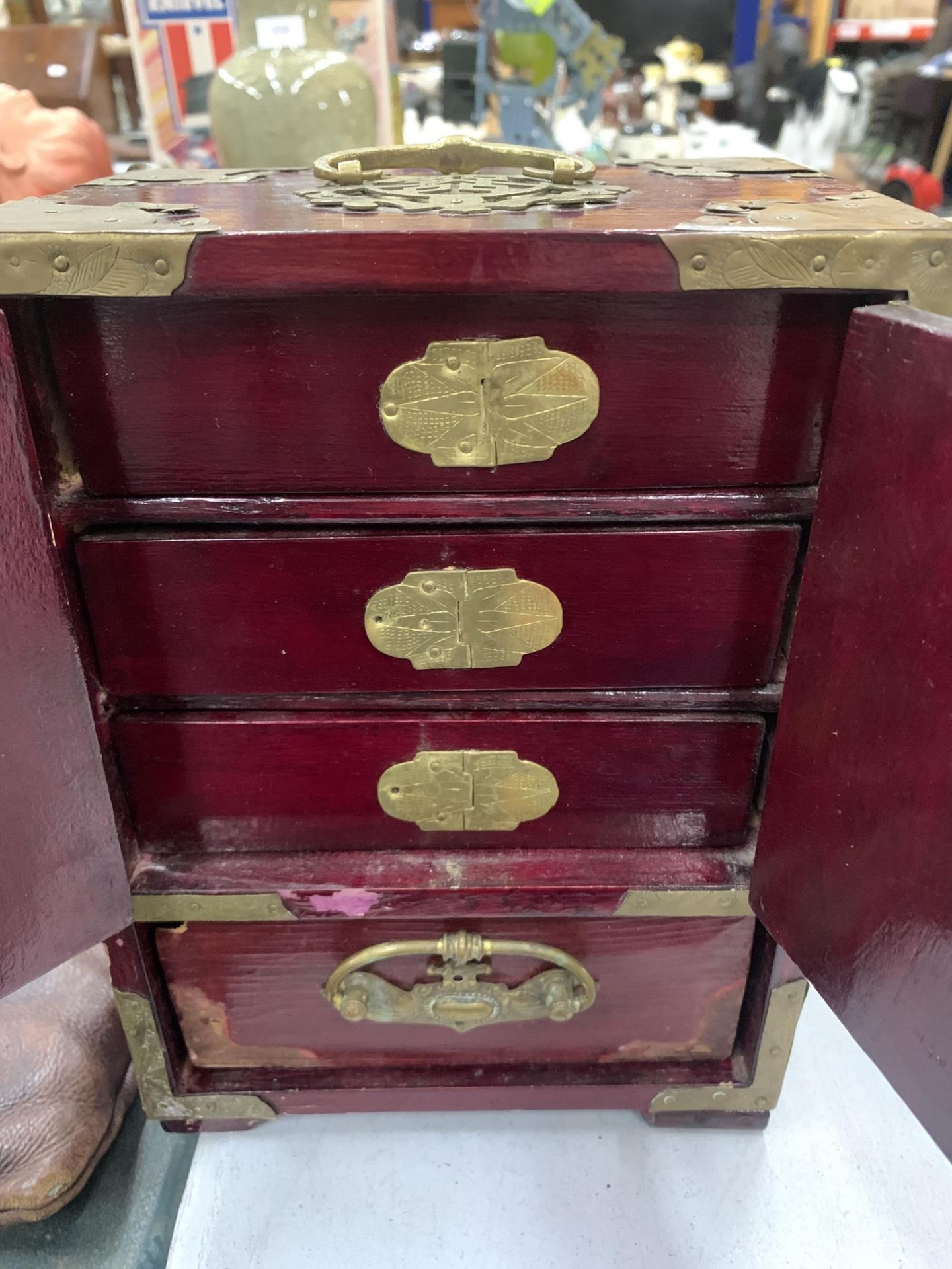 AN ORIENTAL STYLE RED CABINET WITH METAL FITTINGS HEIGHT 24CM, WIDTH 18CM, DEPTH 13CM - Image 2 of 5