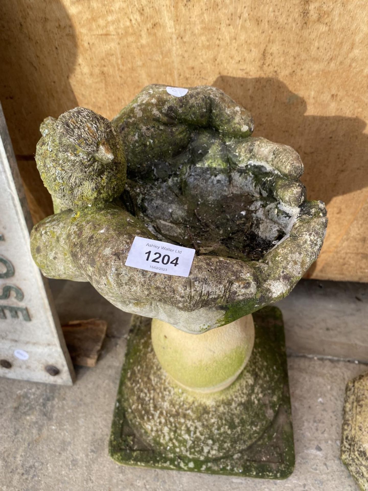 A RECONSTITUTED STONE BIRD BATH IN THE FORM OF TWO HANDS ON A PEDESTAL BASE (H:55CM) - Image 2 of 4