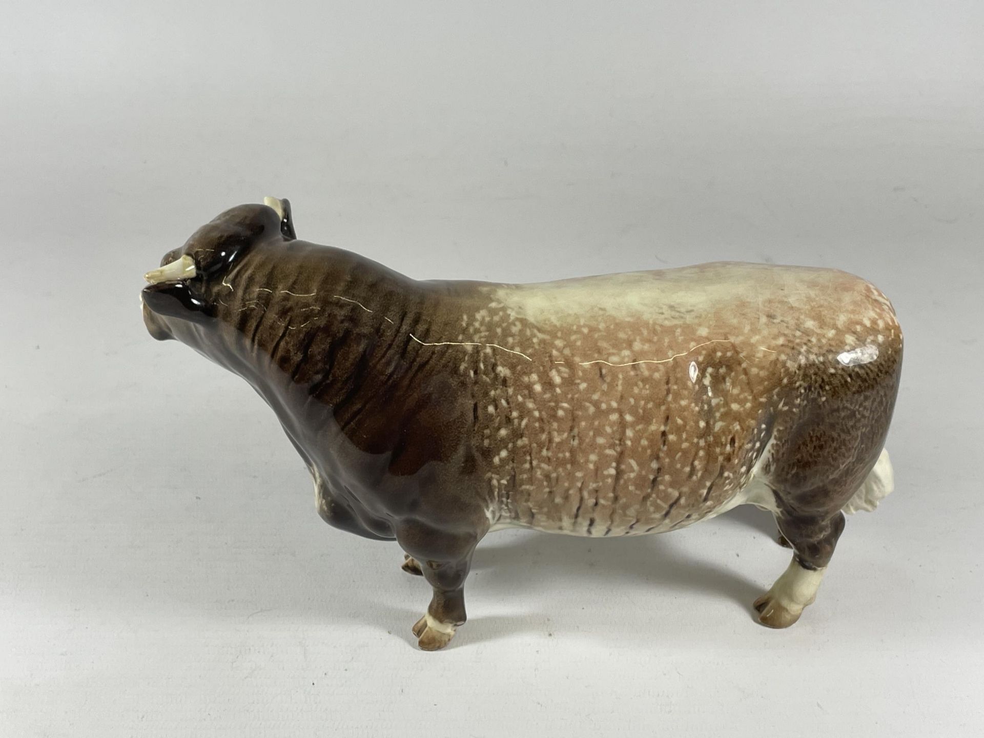 A RARE BESWICK DAIRY SHORTHORN BULL FIGURE GWERSYLT LORD OXFORD (REPAIR TO A LEG) - Image 2 of 3