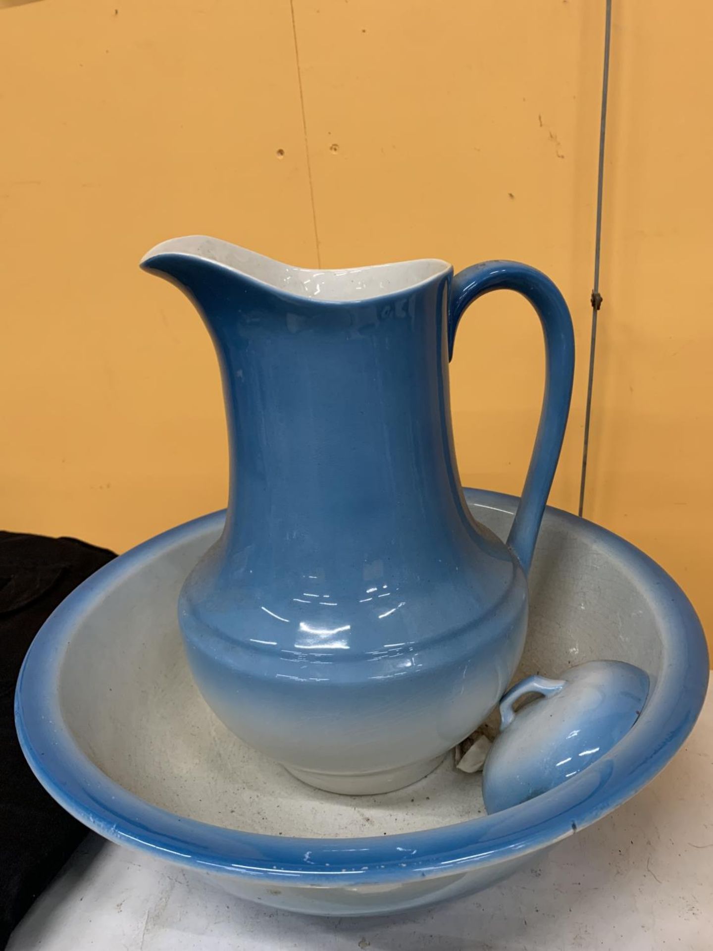 A LARGE WASHBOWL AND JUG IN BLUE MARKED TO THE BASE WITH 'BRITISH ANCHOR'