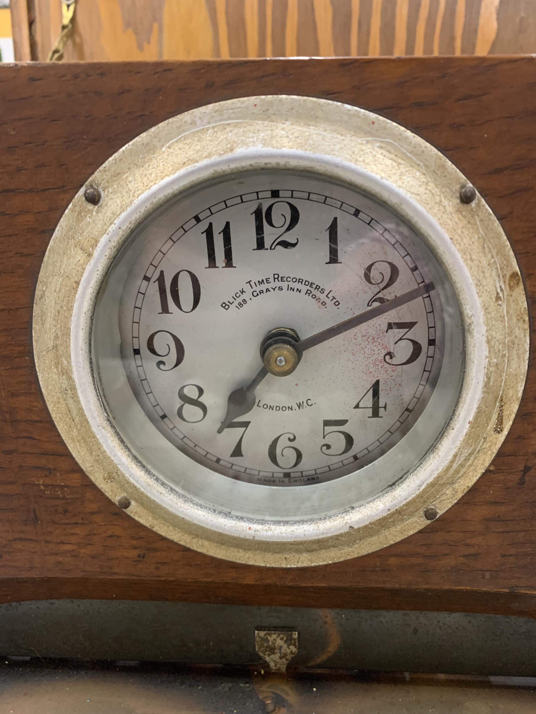 A VINTAGE 'BLICK TIME RECORDERS' CLOCKING IN CLOCK IN A MAHOGANY CASE - Image 2 of 6