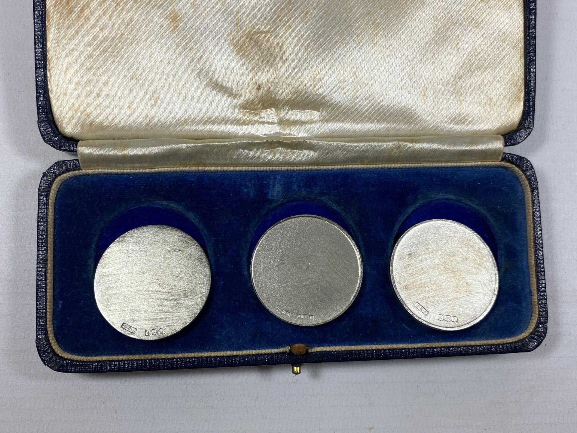 A CASED SET OF THREE HALLMARKED SILVER COMMEMORATIVE MEDALS - Image 3 of 4