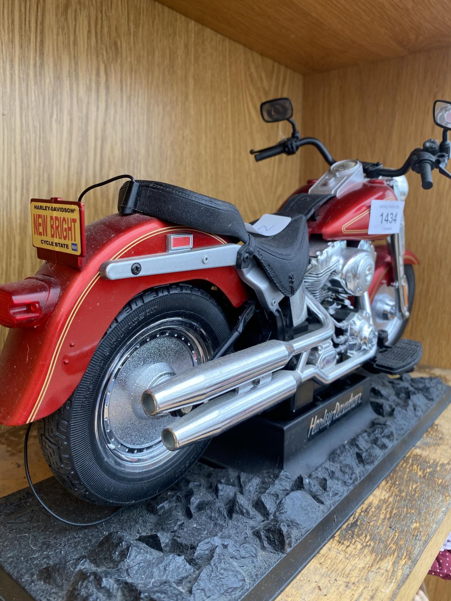 A MODEL OF A HARLEY DAVIDSON - Image 3 of 3