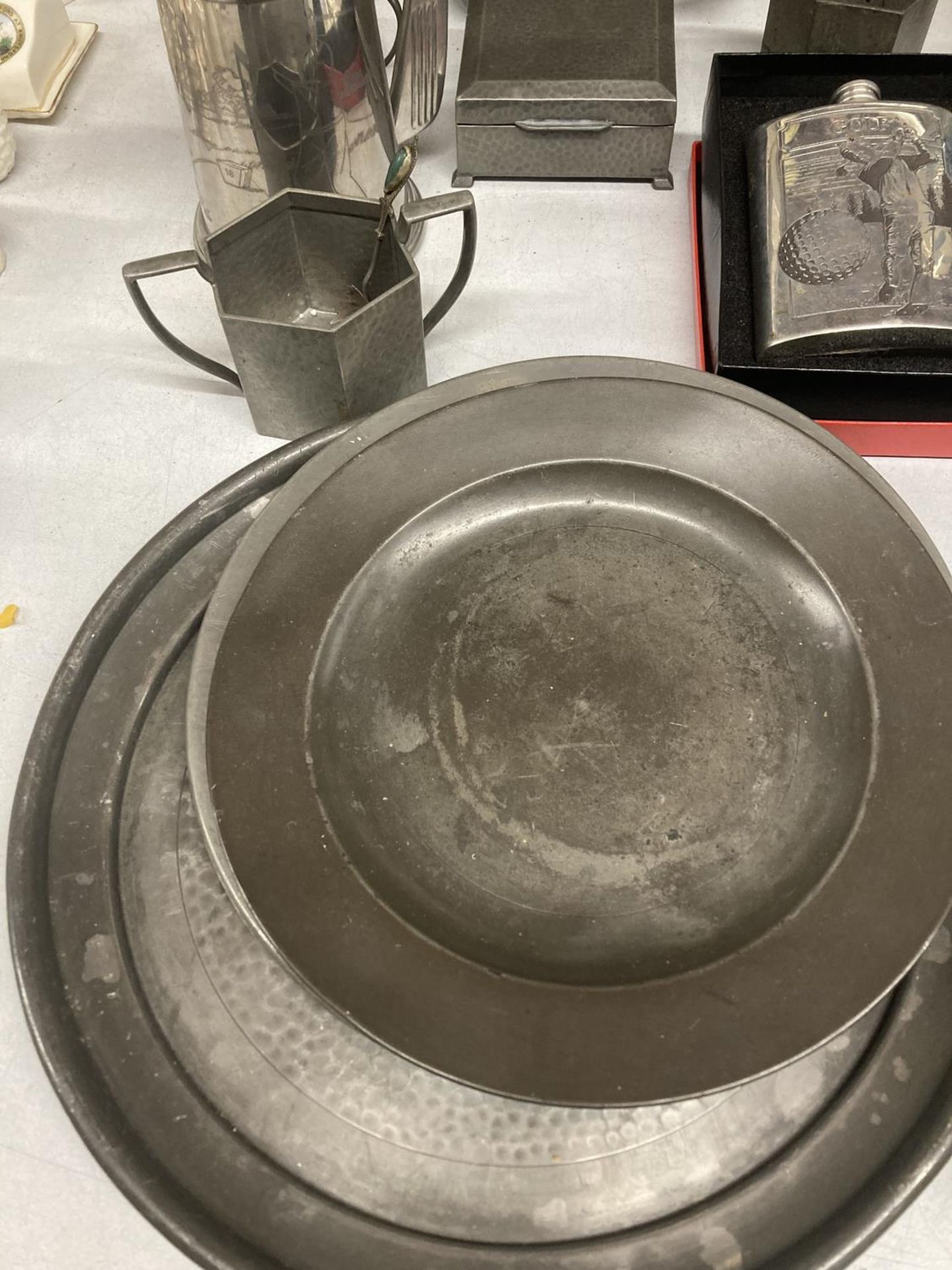 A LARGE QUANTITY OF PEWTER ITEMS TO INCLUDE PLATES, HIP FLASK, TANKARDS, BOXES, JUGS ETC - Image 4 of 7
