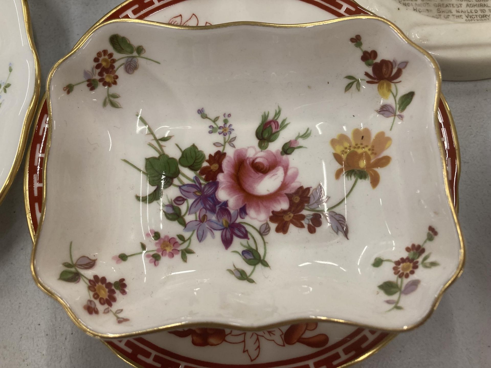 A QUANTITY OF ROYAL CROWN DERBY 'DERBY POSIES' TO INCLUDE PIN TRAYS, A BOWL, CRUET, ETC PLUS A - Image 2 of 7