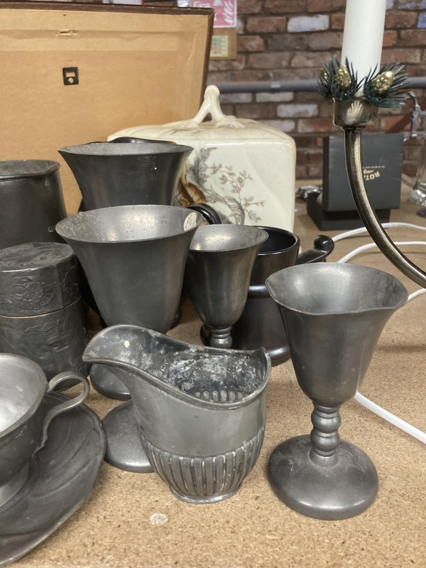 A QUANTITY OF ANTIQUE PEWTER ITEMS TO INCLUDE GOBLETS, A QUART JUG, STORAGE CONTAINER, CUP AND - Image 3 of 5