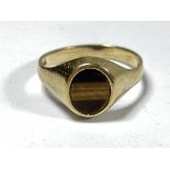 A 9CT YELLOW GOLD TIGERS EYE SIGNET RING, WEIGHT 2.89G