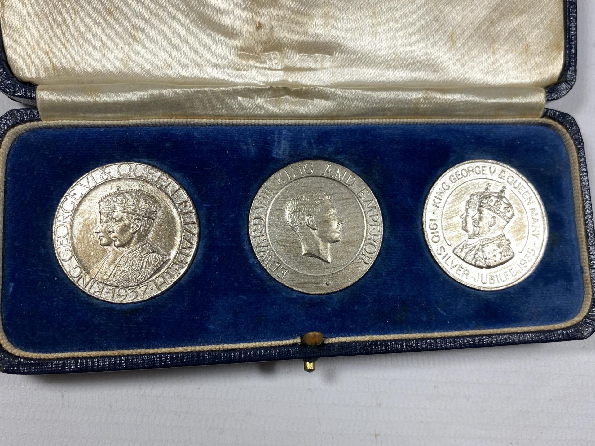 A CASED SET OF THREE HALLMARKED SILVER COMMEMORATIVE MEDALS - Image 2 of 4