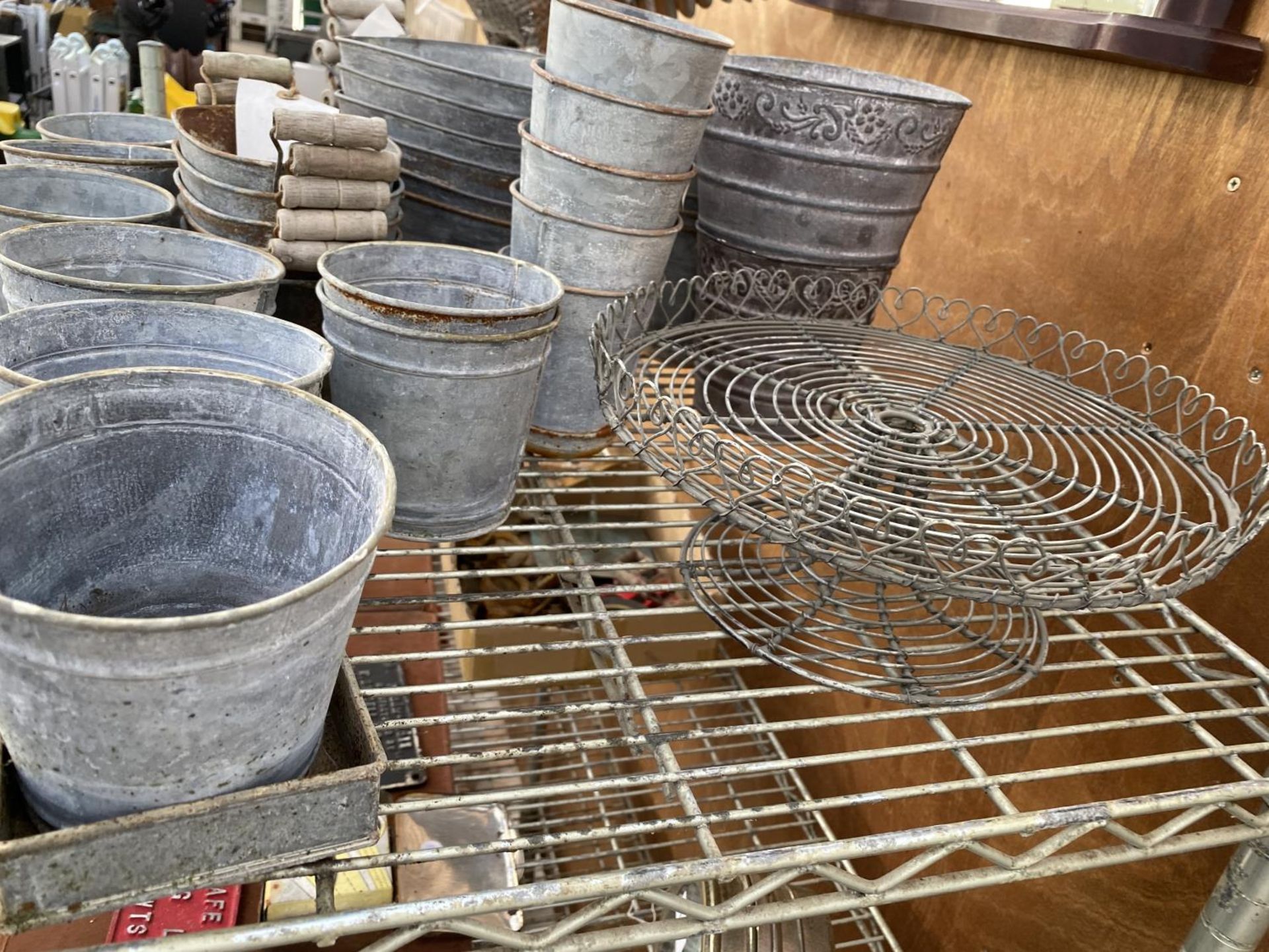 AN ASSORTMENT OF SMALL GALVANISED METAL GARDEN PLANTERS AND TROUGHS - Image 4 of 4