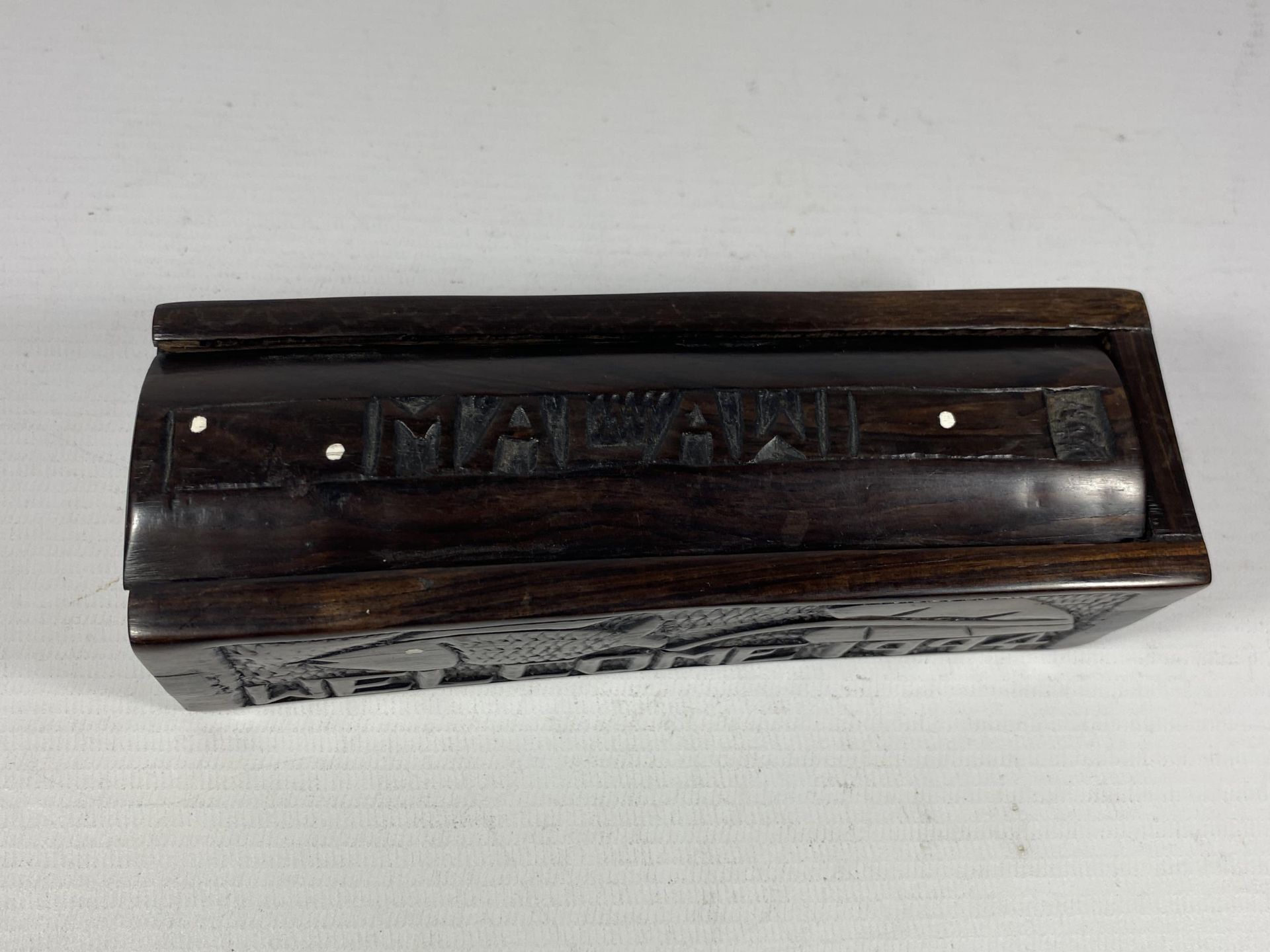 A VINTAGE MALAWI WOODEN CASED SET OF DOMINOES - Image 2 of 3