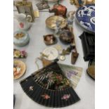 A MIXED LOT TO INCLUDE VINTAGE FANS, FIGURES, A SMALL BRASS BUDDAH, A COMPACT, TRINKET POT,
