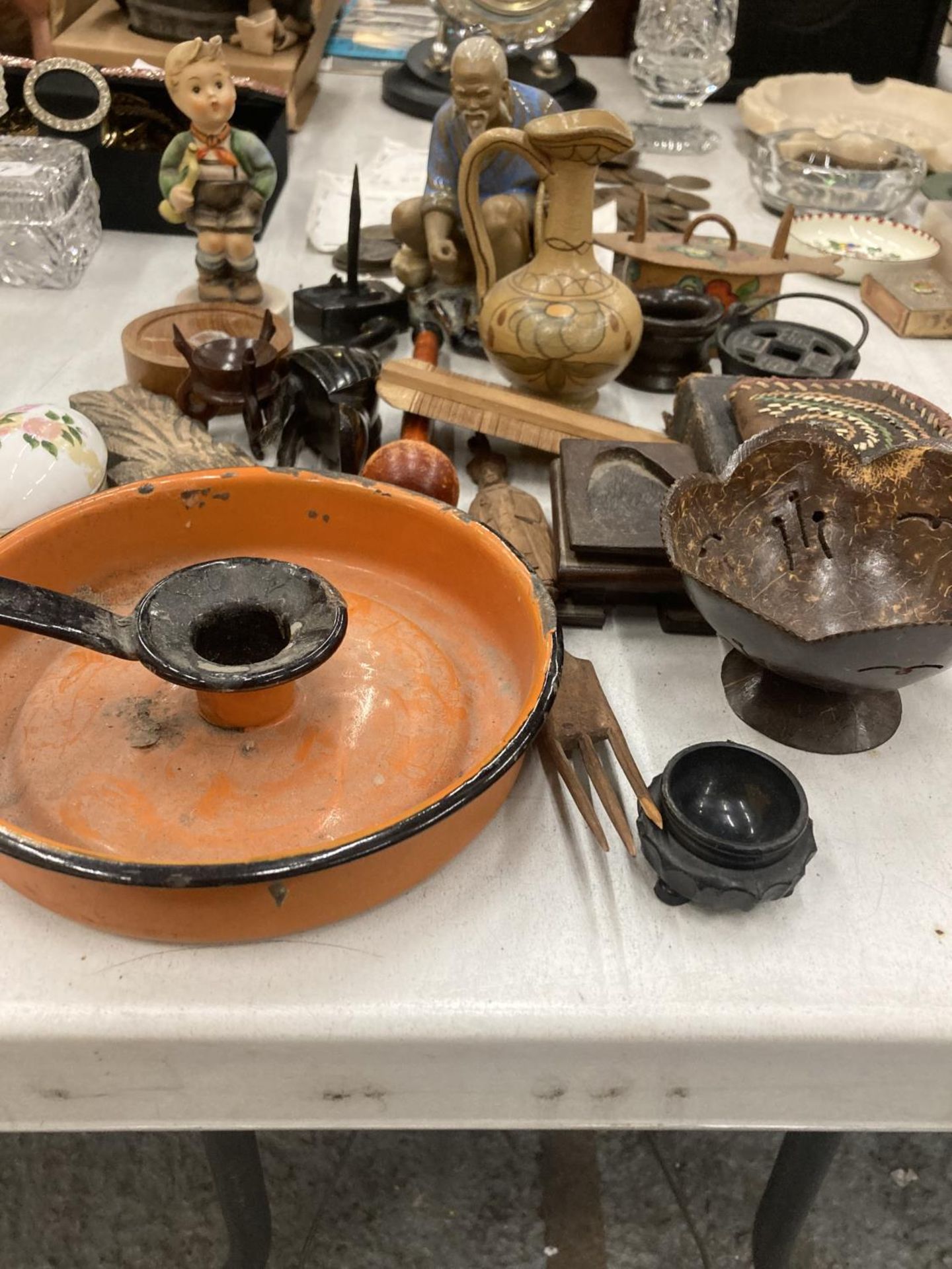 A MIXED LOT TO INCLUDE AN ENAMEL CANDLESTICK, TRIBAL ITEMS, ETC